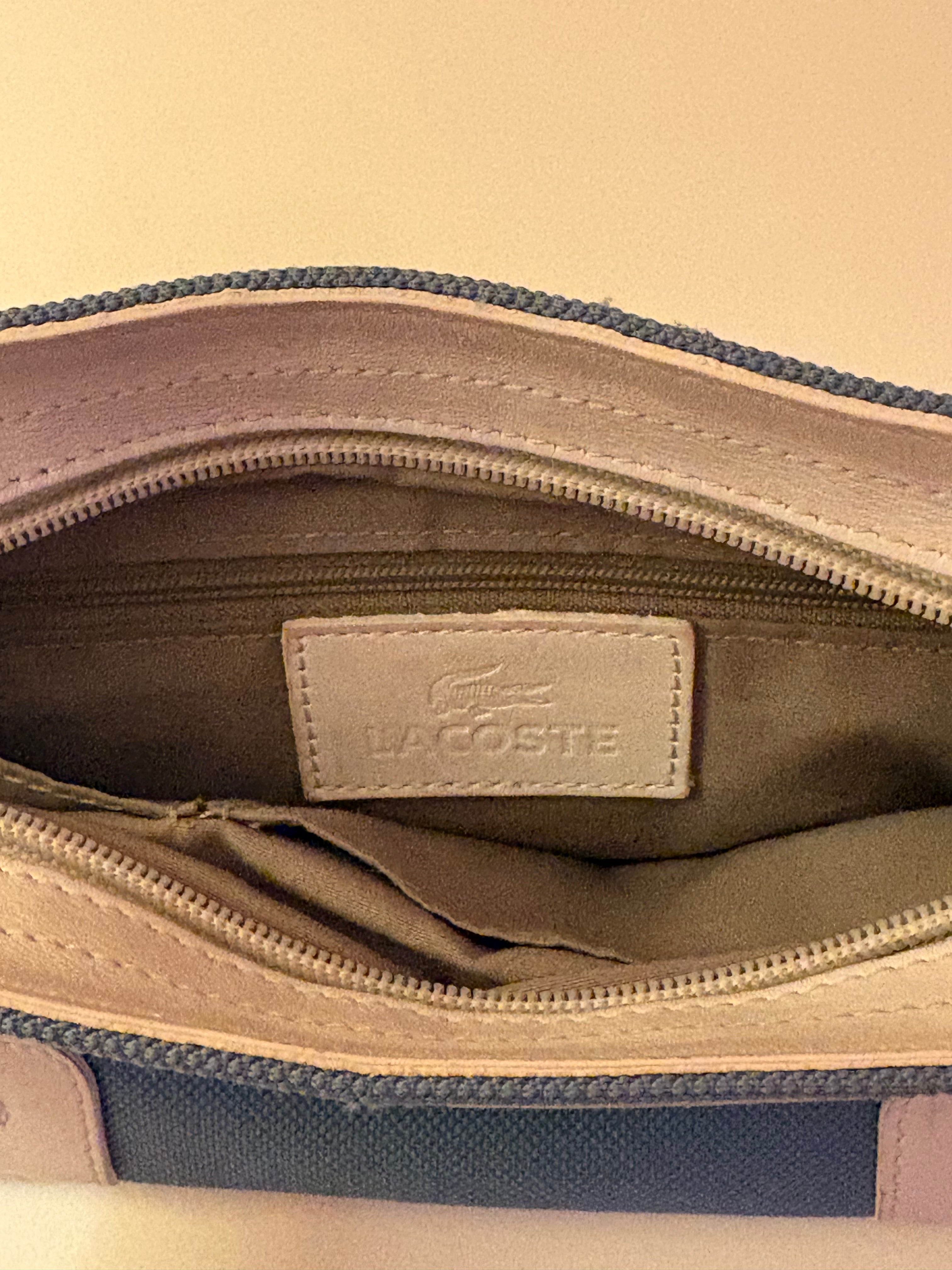 Vacker klassisk vintage handväska ( kuvärtväska) från ” Lacoste” 1970 tal i de helt rätta färgerna.