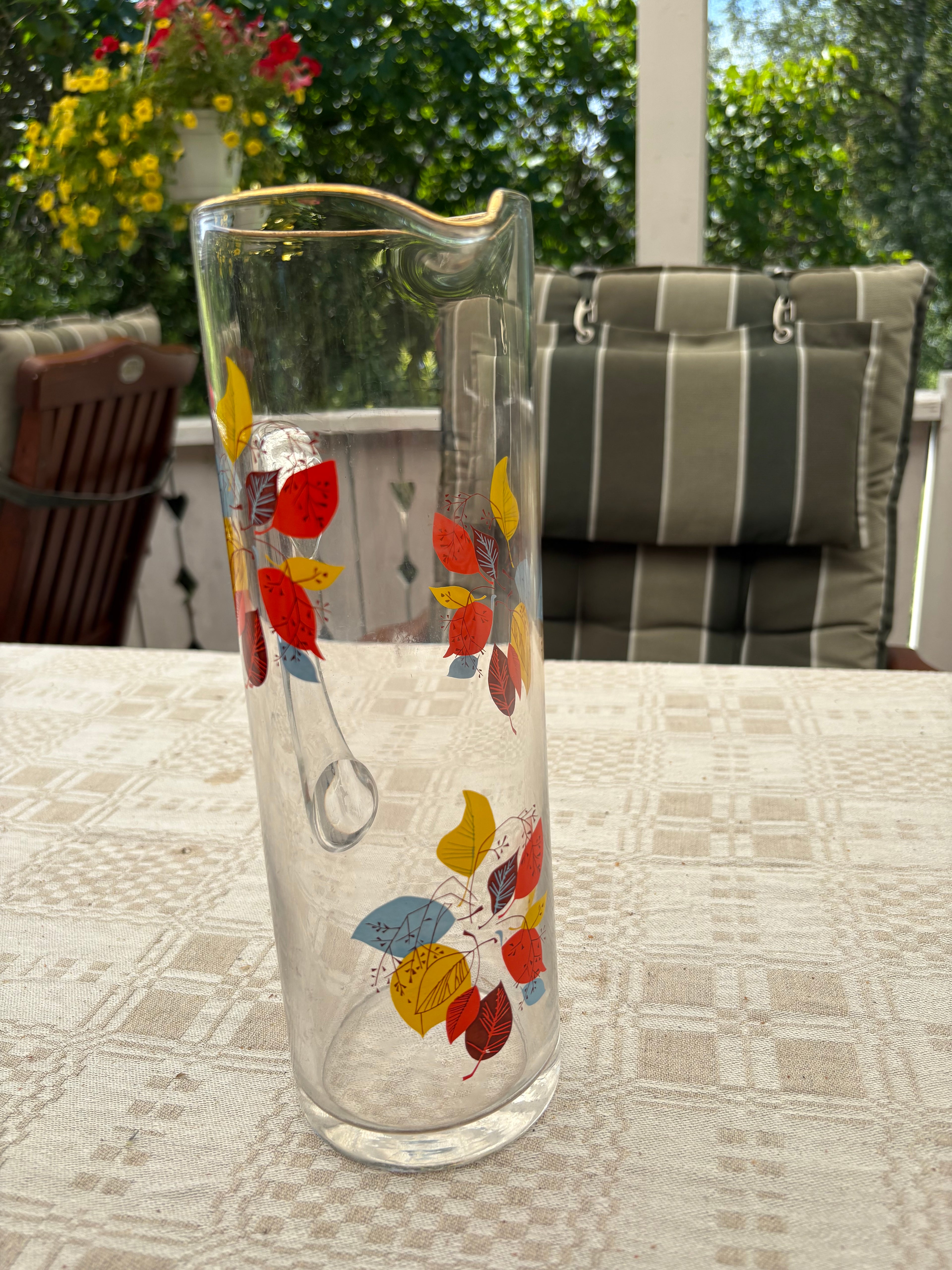 Hög smal tillbringare i glas 1950 tal vackert dekorerad.