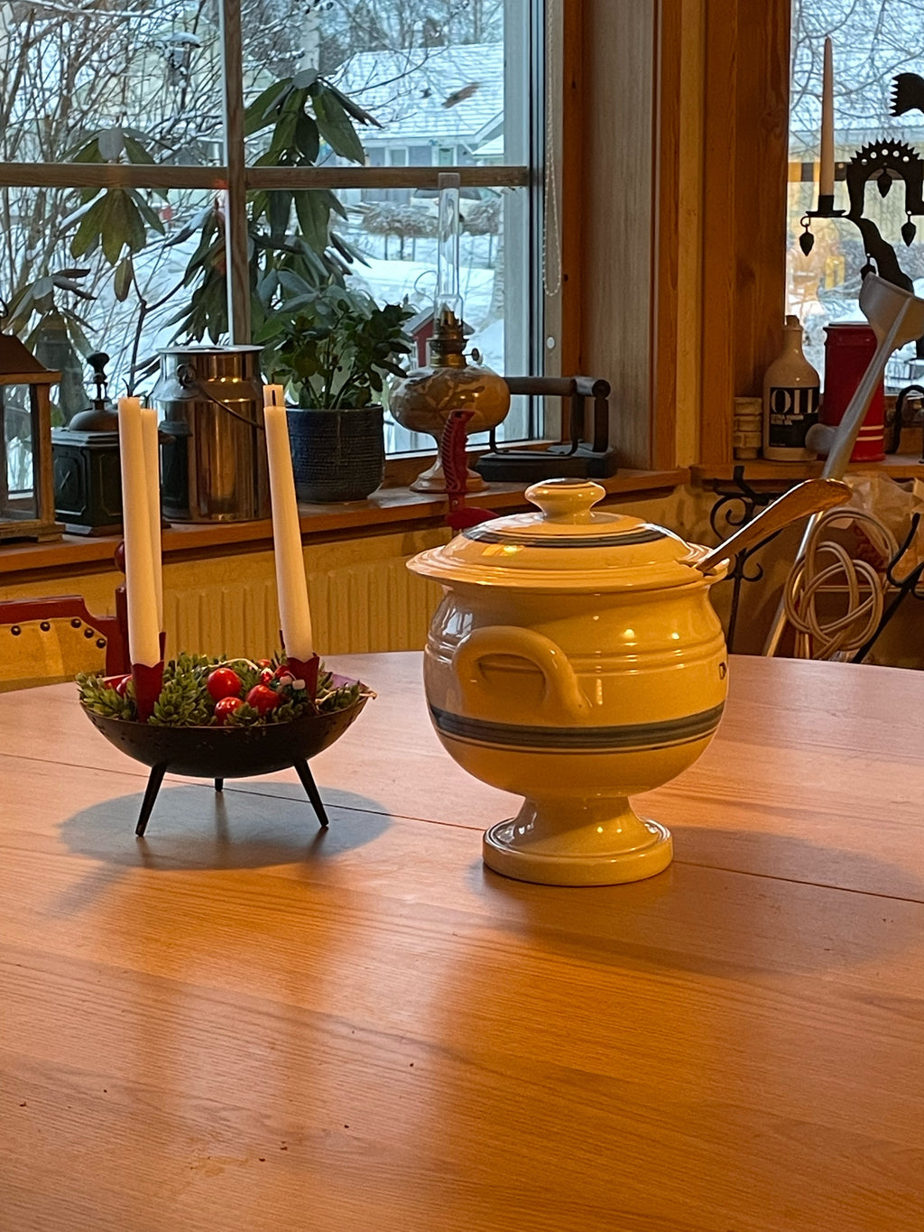 Vacker stor soppskål i porslin i mycket fint skick.