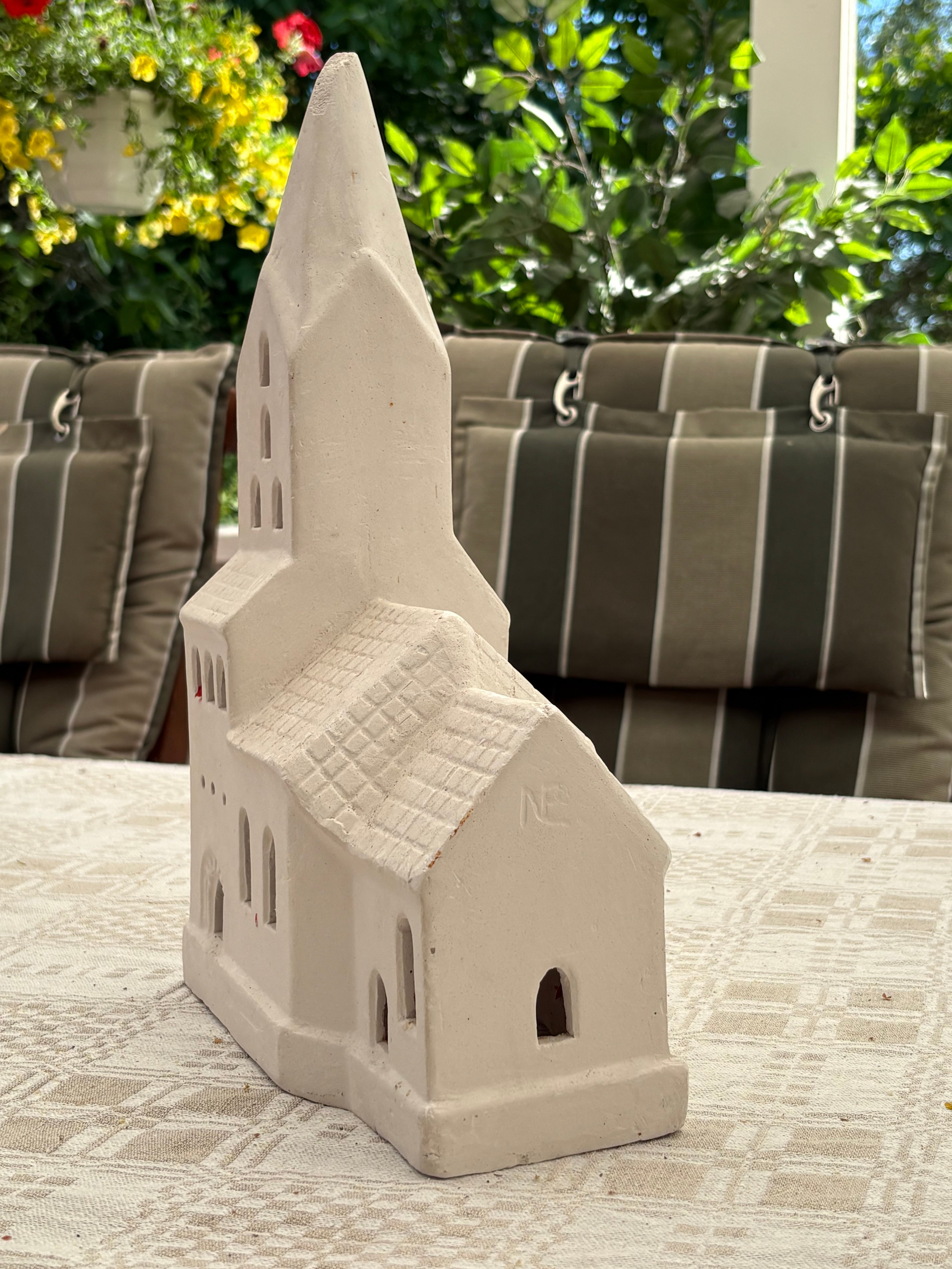 Vacker retro kyrka i gips i fint skick.