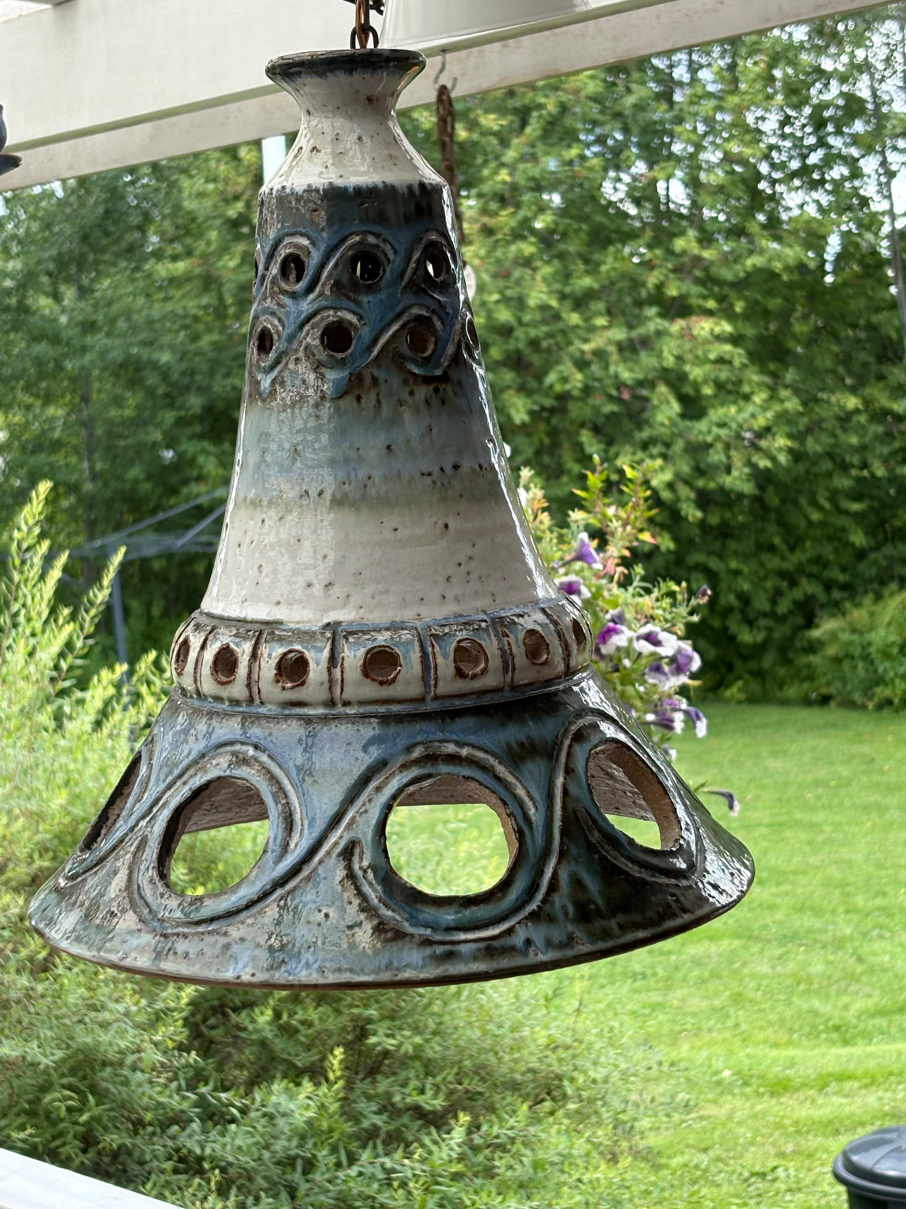 Vacker vintage taklampa i stengods alt keramik, 1960/70 tal. Designad utav Bodil Marie Nielsen / Danmark.