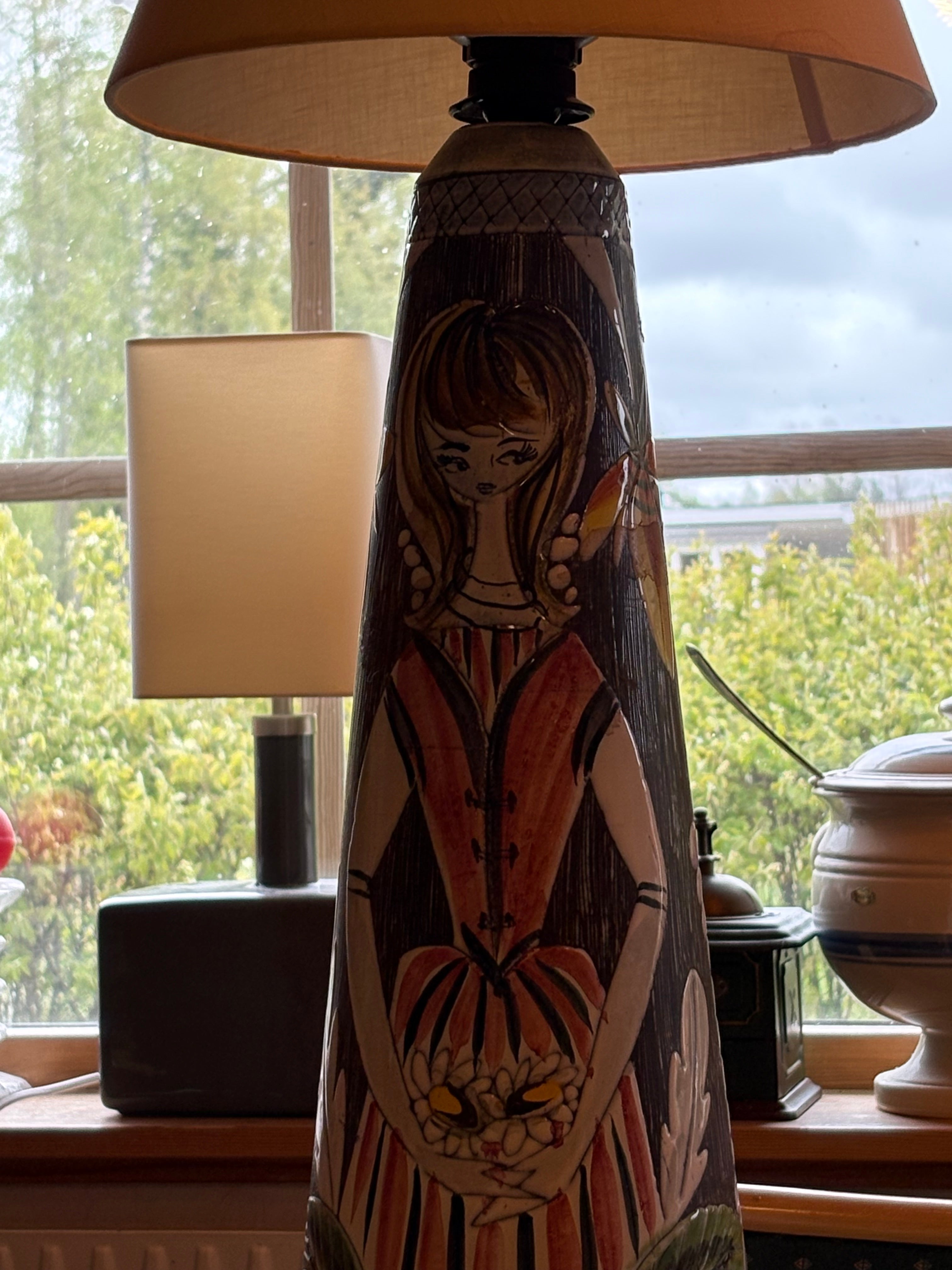 Stor vacker bordslampa 1950 tal, ca 60 cm hög. Signatur Sj.