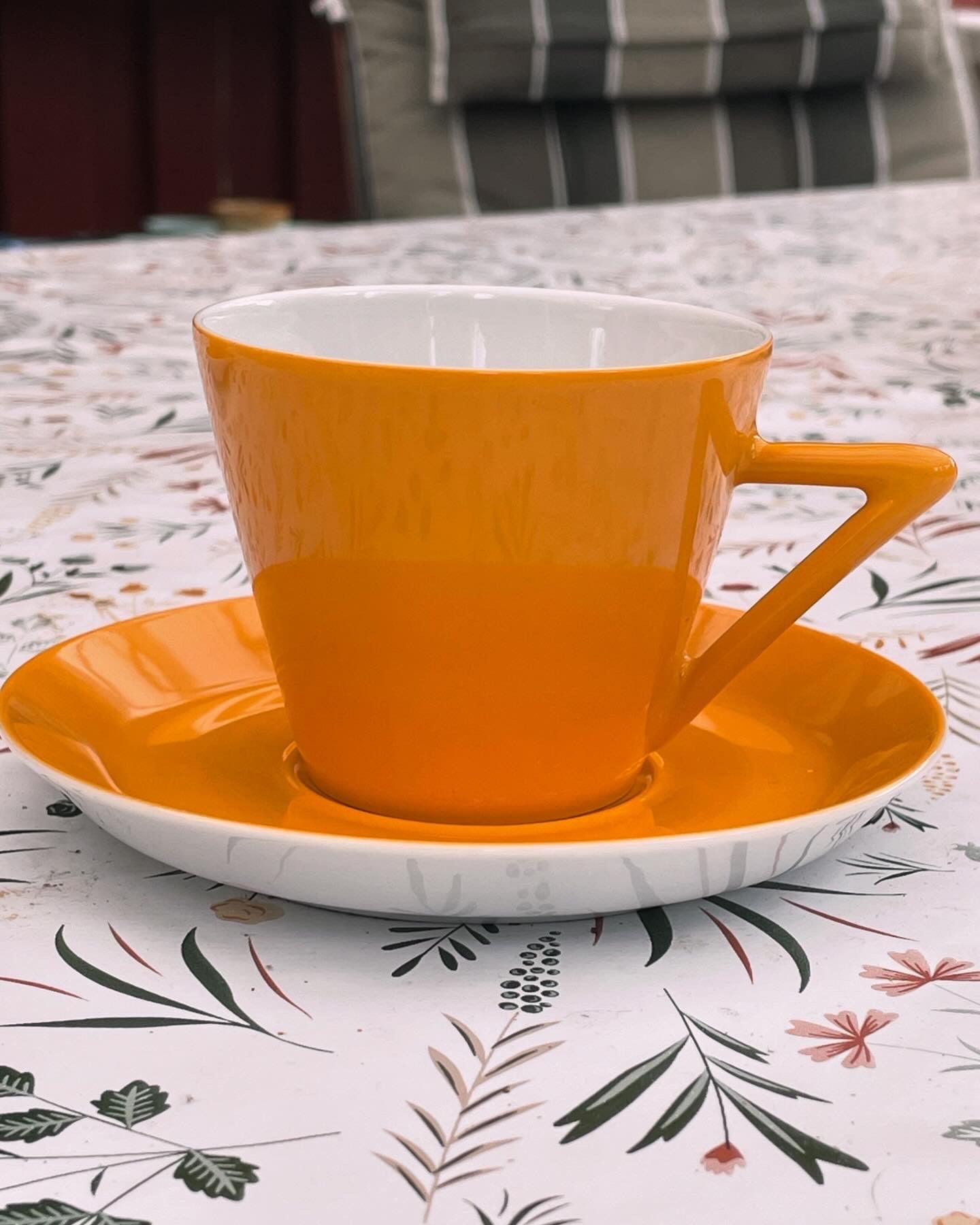 Sju st vackra koppar och fat i en tidlös design och senapsgul färg.