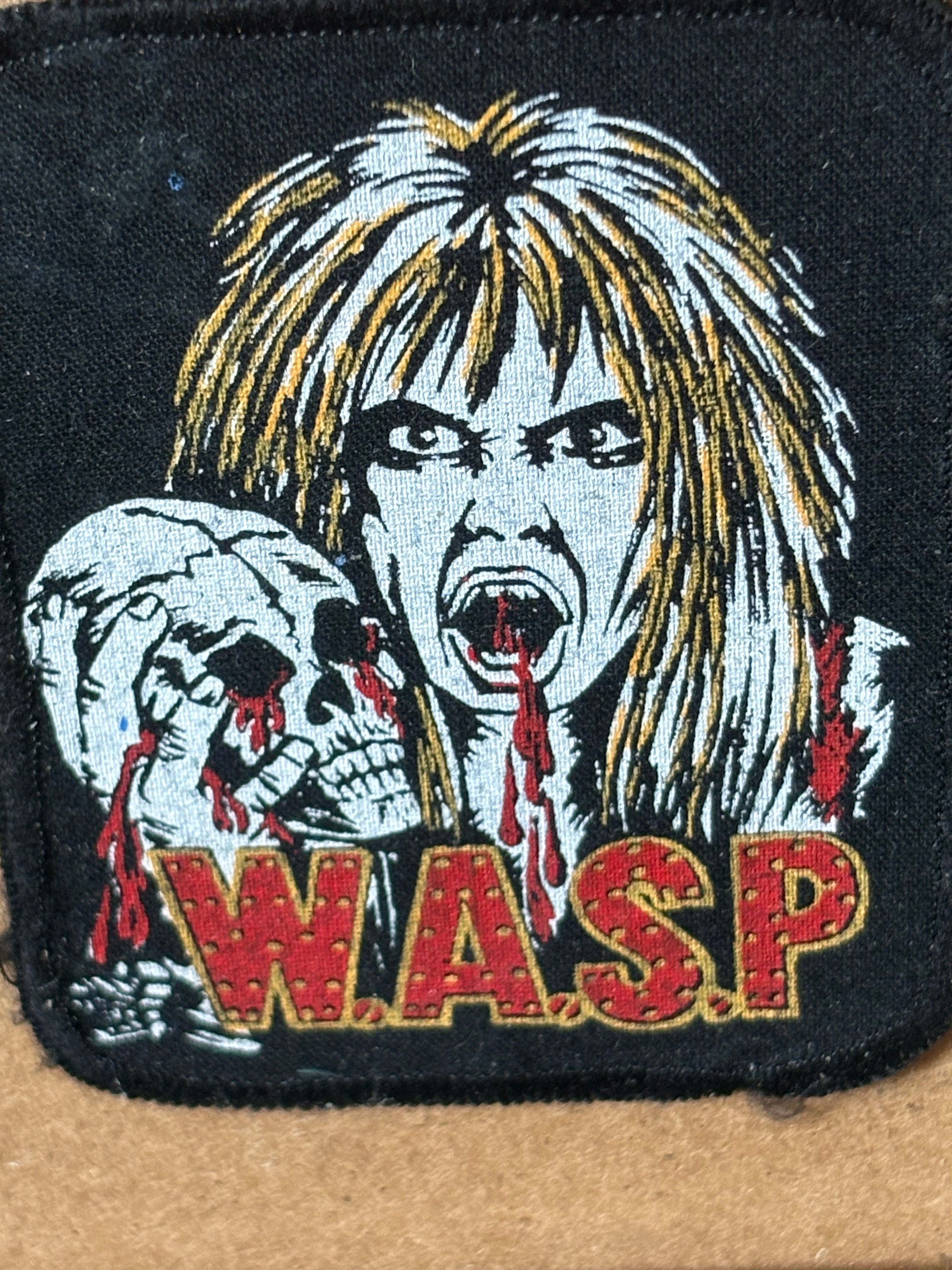 Ett fint vintage original patch märke i tyg på rockgruppen WASP i nyskick.