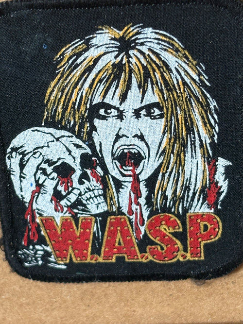 Ett fint vintage original patch märke i tyg på rockgruppen WASP i nyskick.