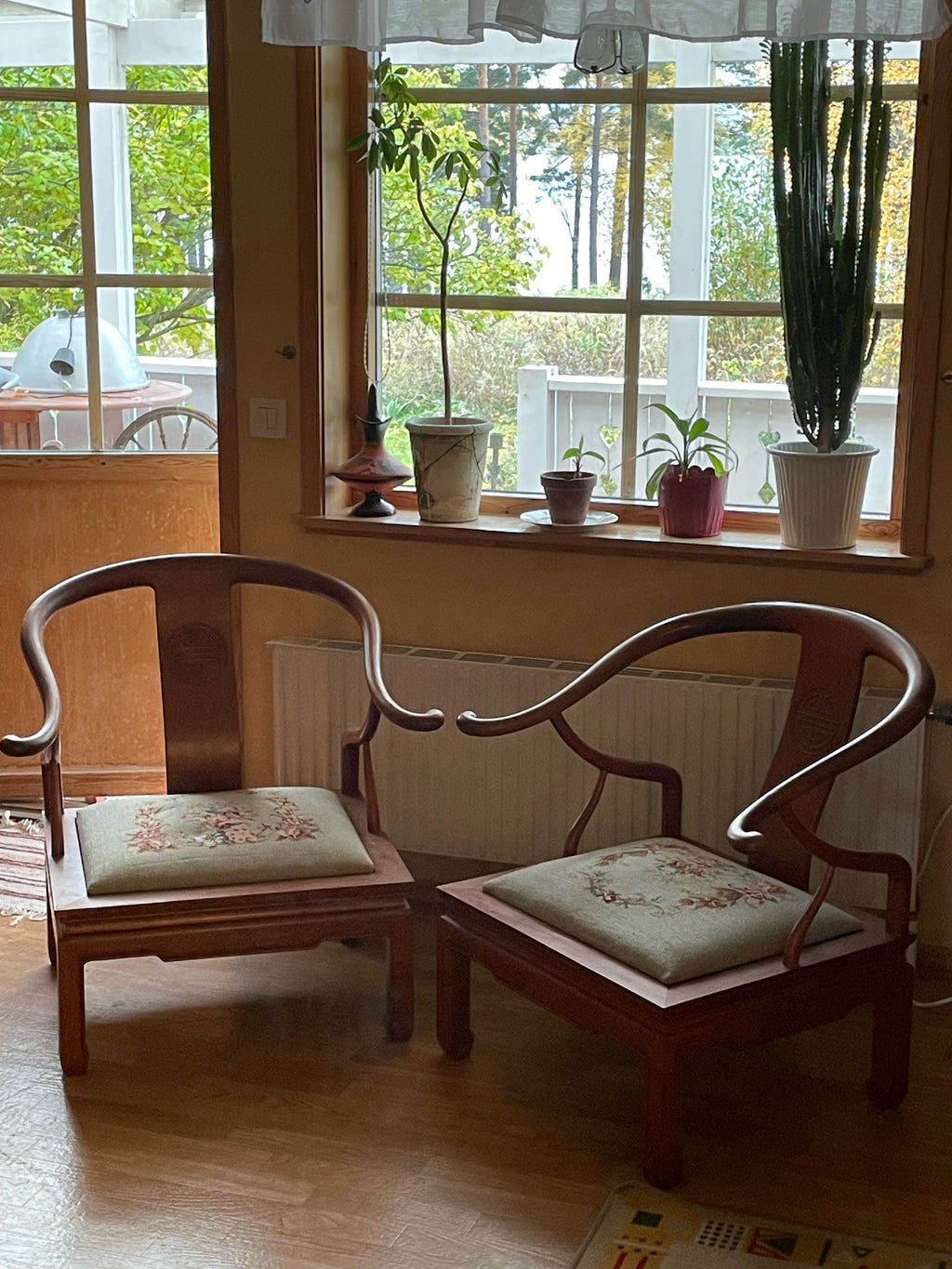 Två st antika Kinesiska ” Horseshoe Chairs i fint skick.