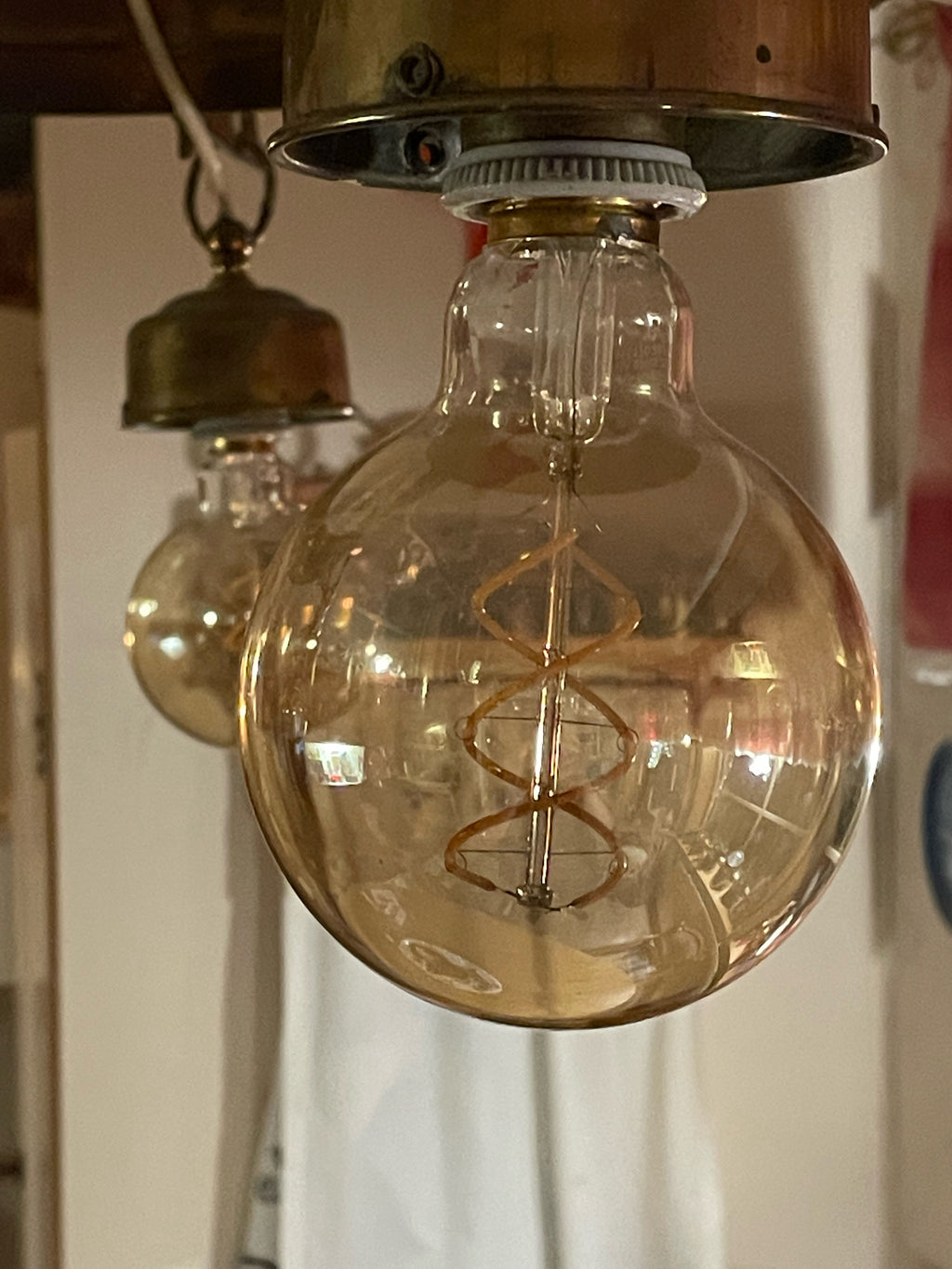 Stor antik taklampa i mässing med en diameter på 50 cm + i fint skick.