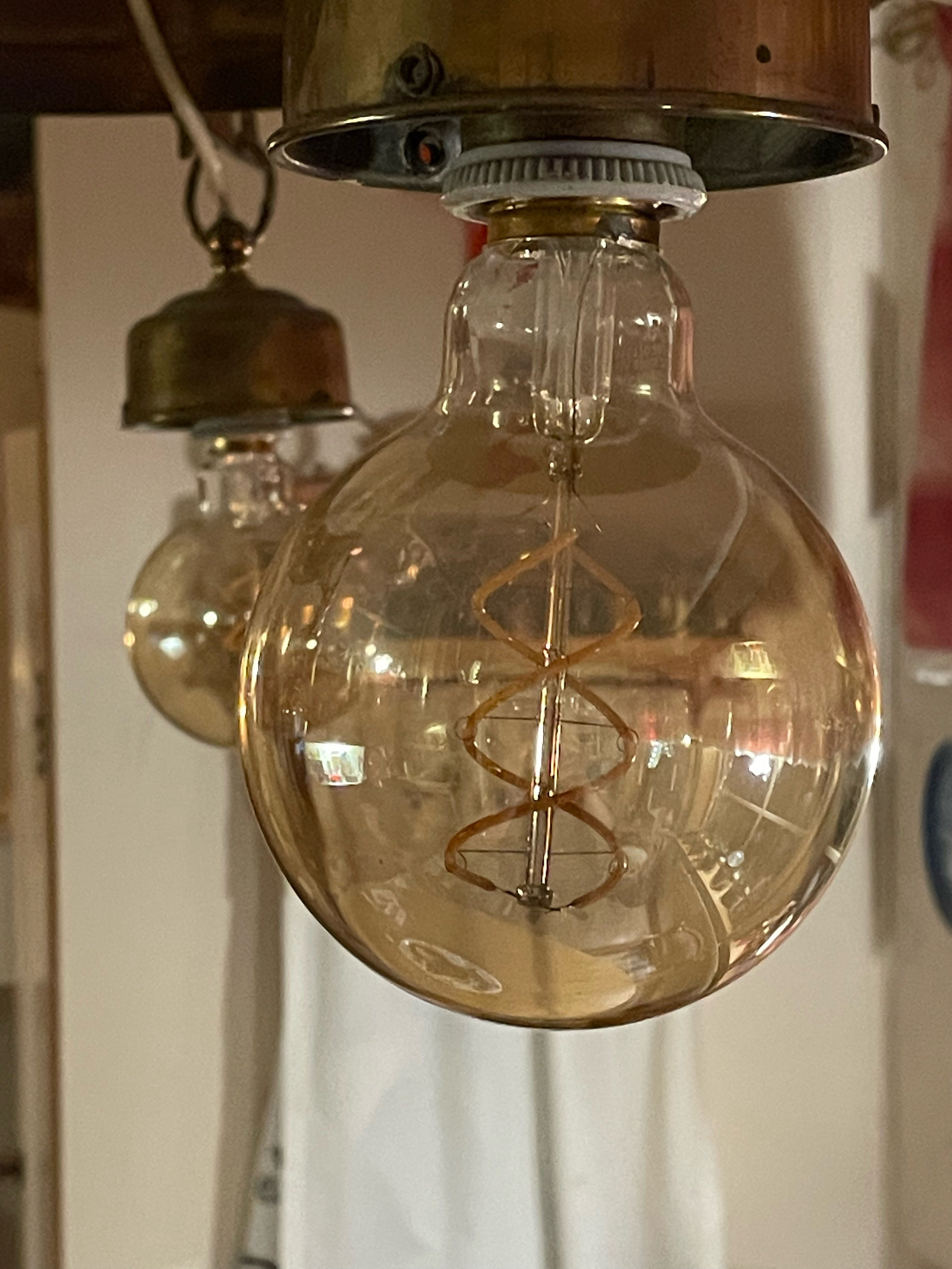 Stor antik taklampa i mässing med en diameter på 50 cm + i fint skick.
