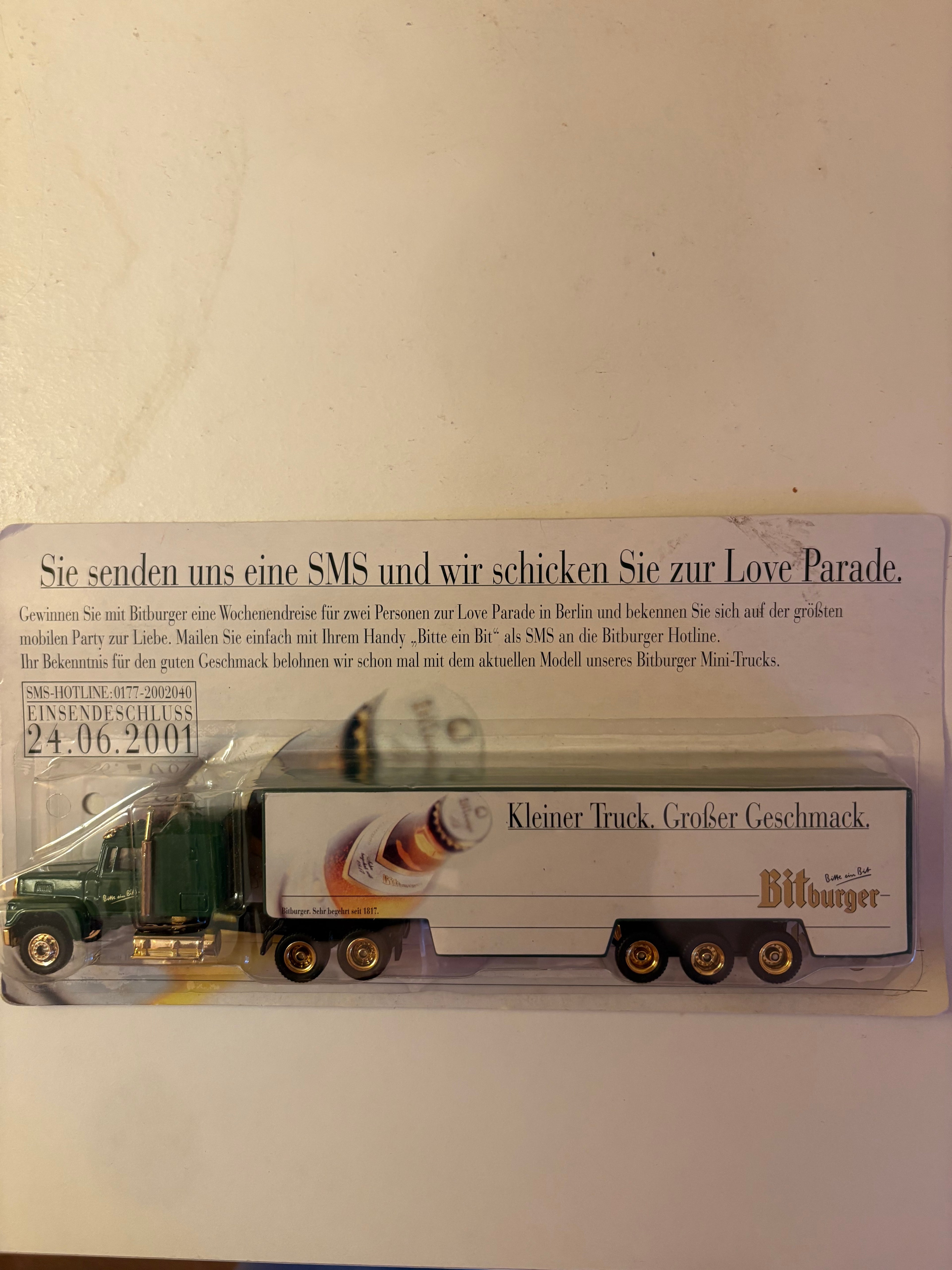 Öl lastbil, leksakslastbil Kleiner Truck Grofser Geschmack ” Bitburger” i förpackning.