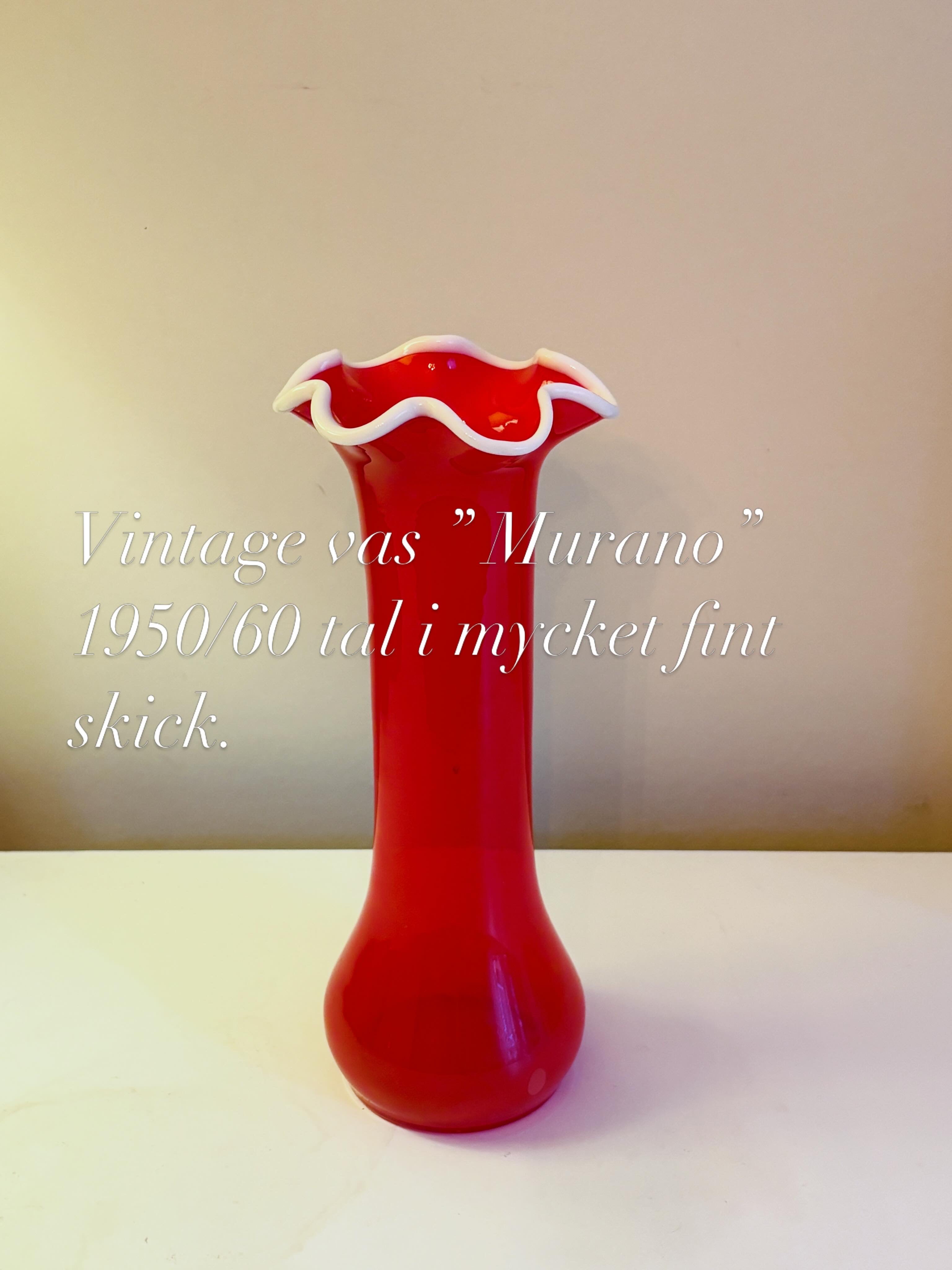 Vacker vintage hög glasvas från Murano 1950/ 60 tal i mycket fint skick.