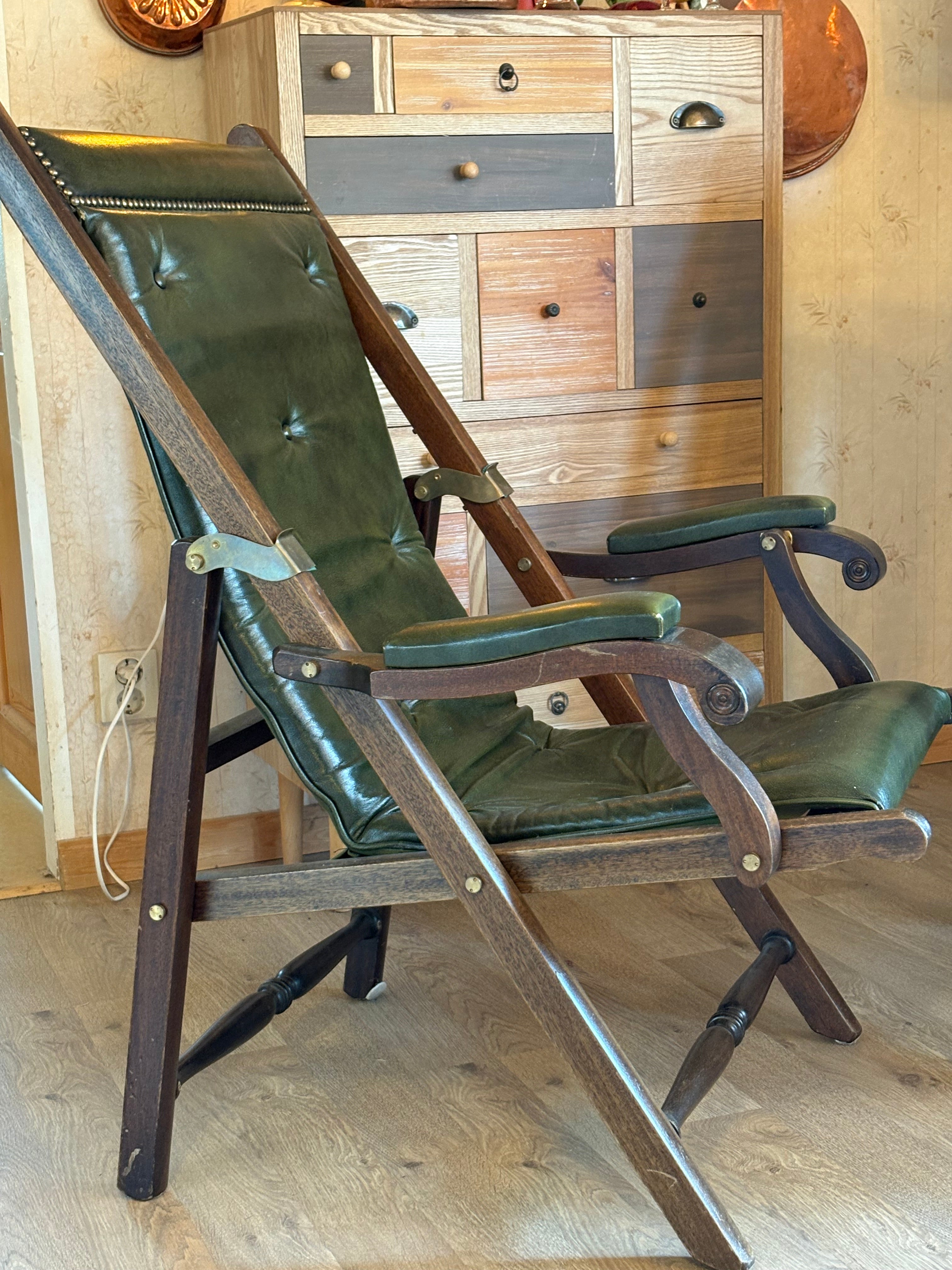 Två st vackra vintage campaign stolar i ” Safari” stil 1960/70 tal.