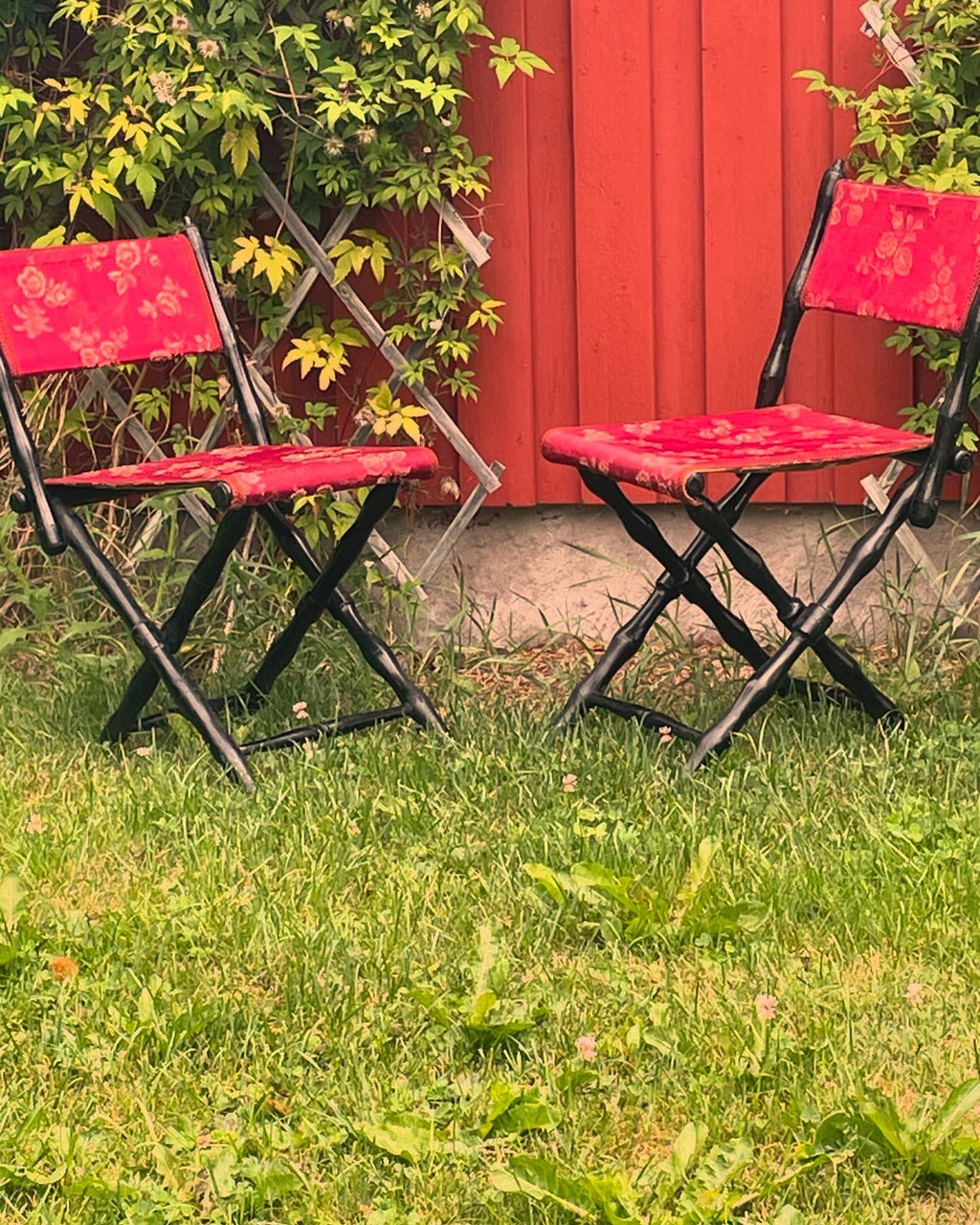 Två st antika ihopfällbara stolar med vackert tyg i sits och ryggstöd.