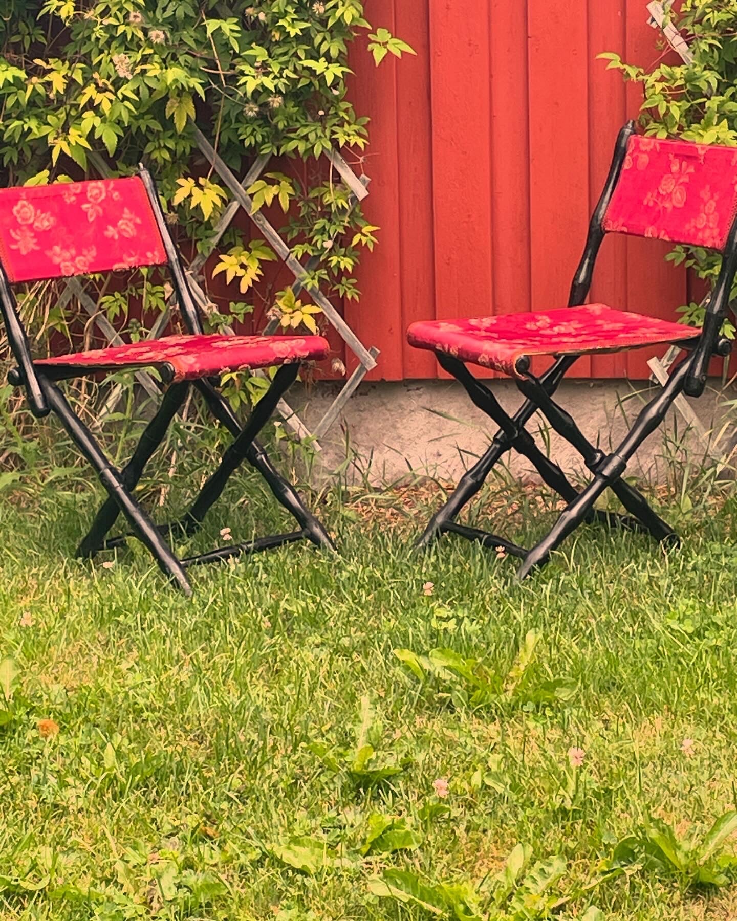 Två st antika ihopfällbara stolar med vackert tyg i sits och ryggstöd.