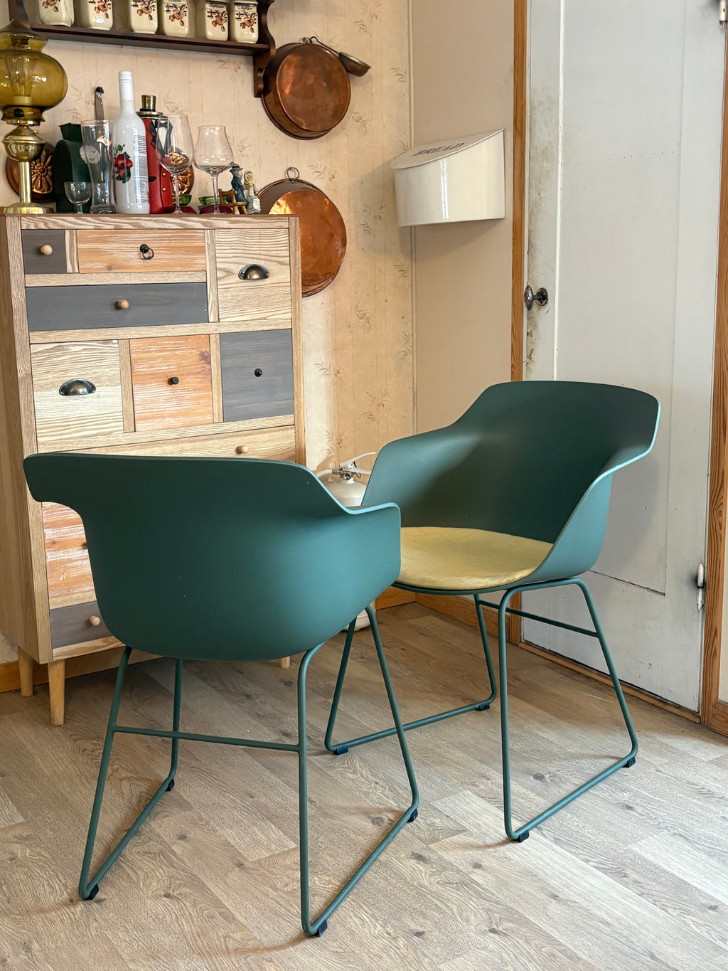 Två st vackra praktiska stolar från PAX design materia designade utav Fredrik Mattsson i nyskick.