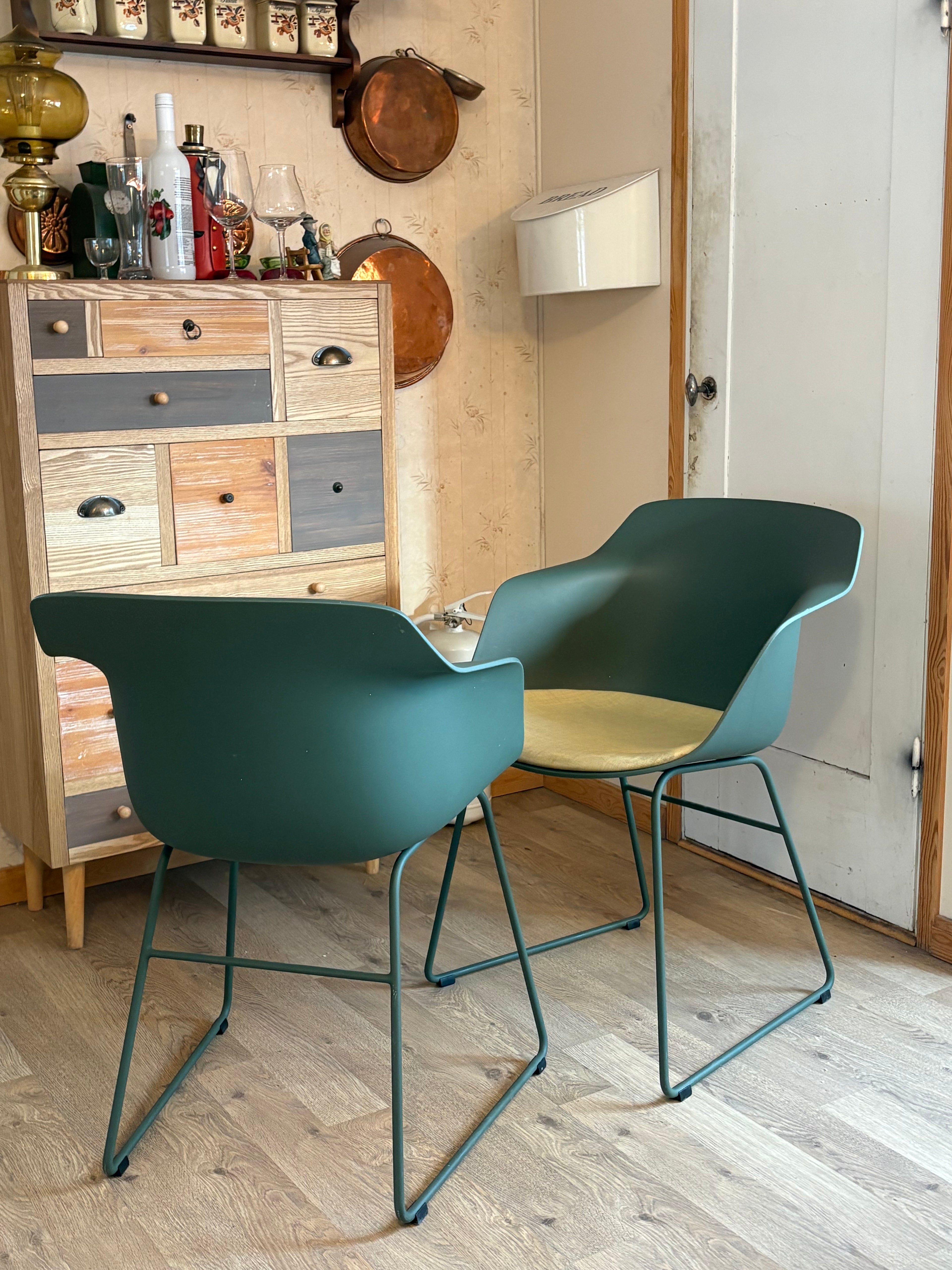 Två st vackra praktiska stolar från PAX design materia designade utav Fredrik Mattsson i nyskick.