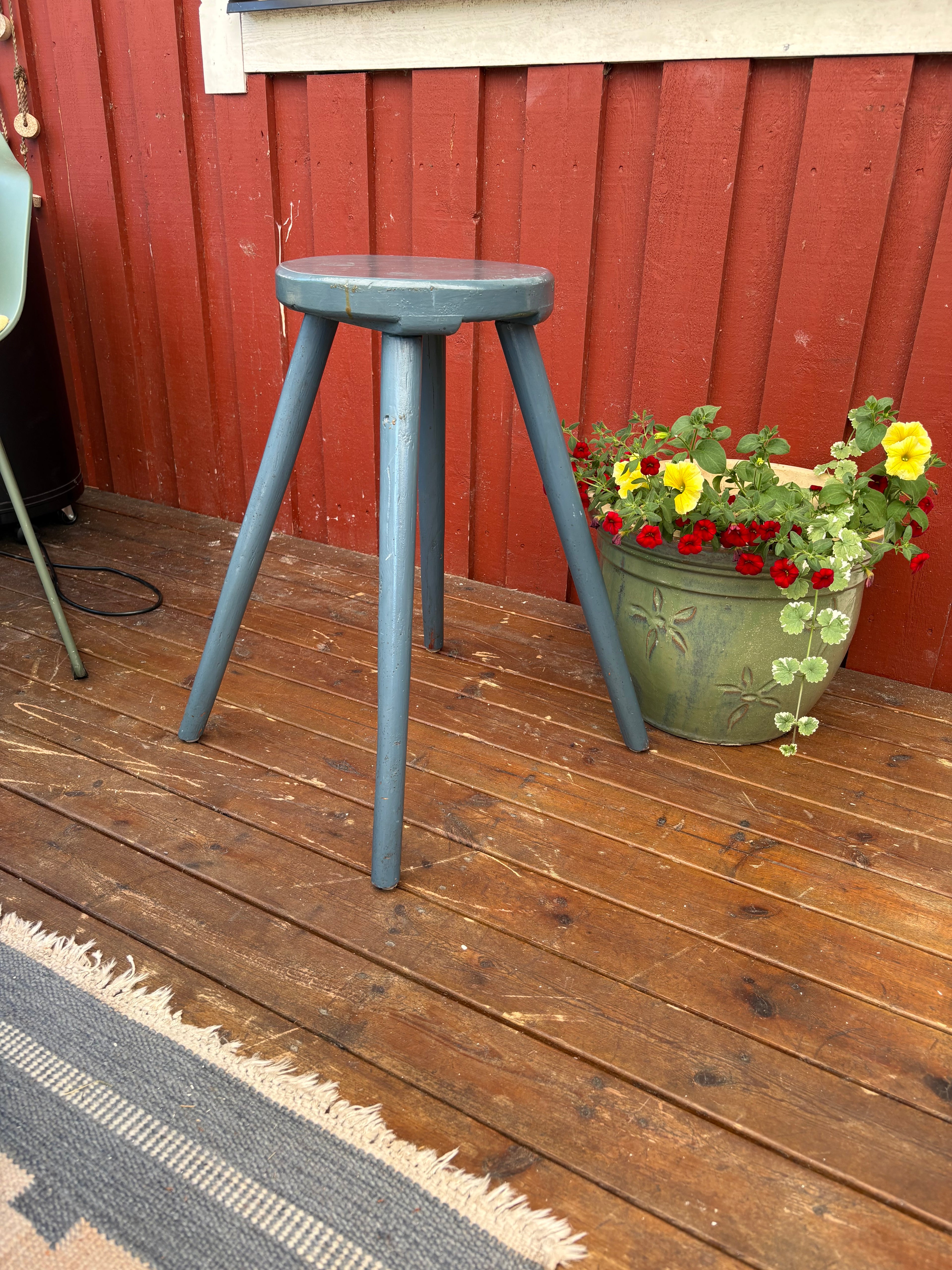 Vintage träpall i allmoge i nyskick.