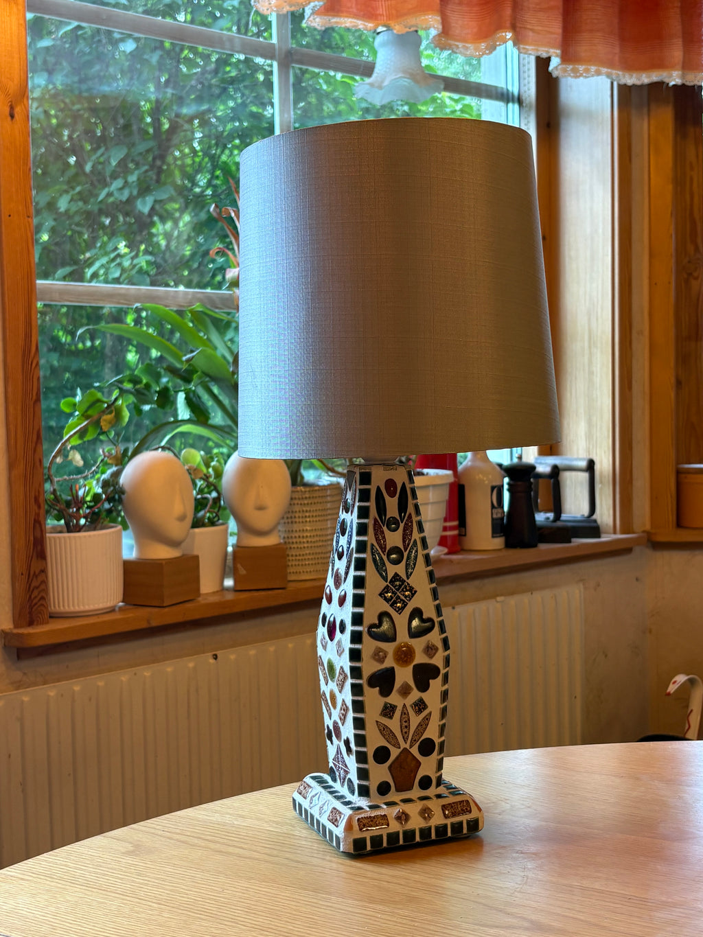Vacker vintage bordslampa i mosaik 1960 tal i nyskick.