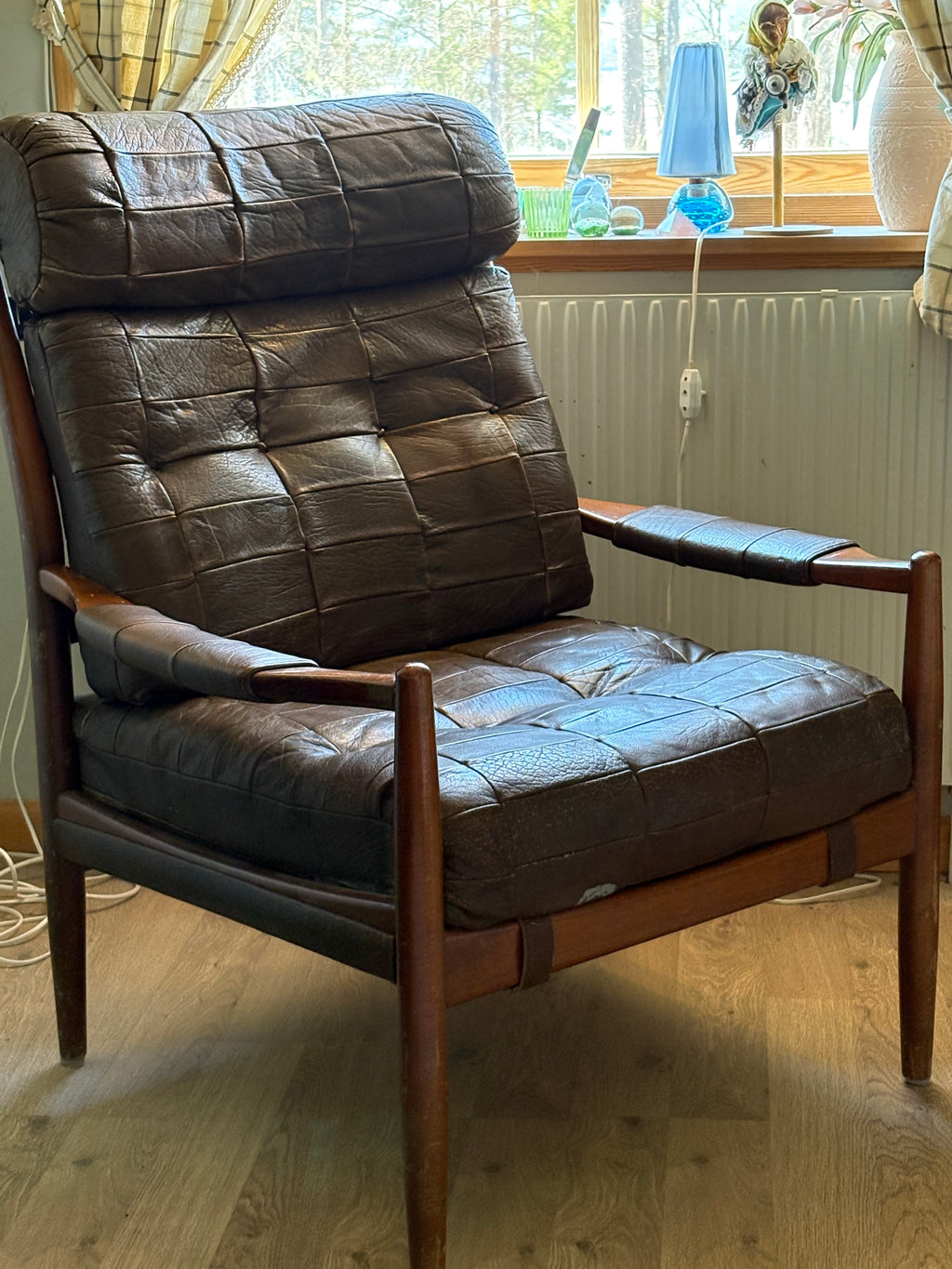 Vacker antik karmstol 1930 tal i Art Deco i skinn med underbar patina i mycket fint skick.
