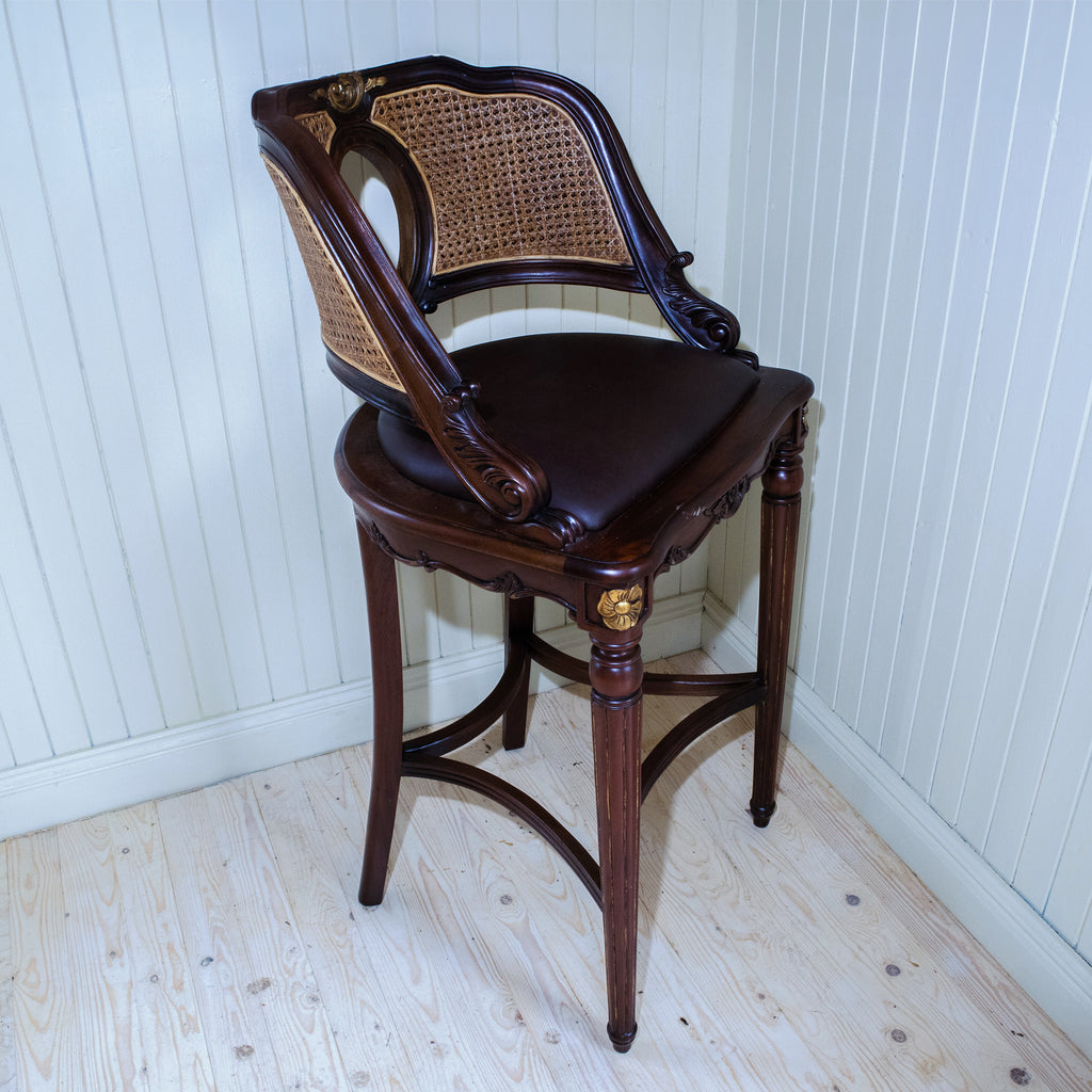 Vacker nyproducerad antik barstol i extravagant design.