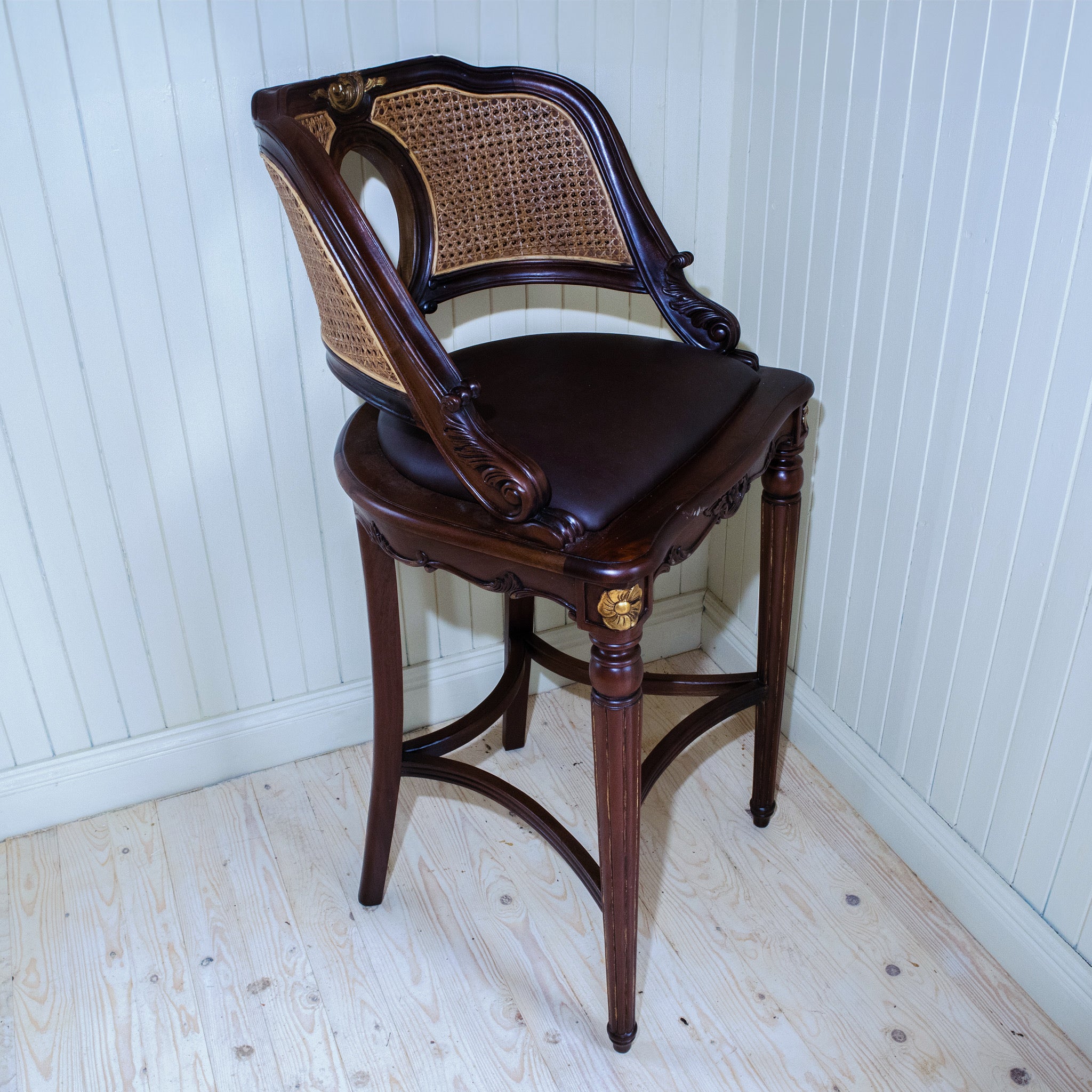 Vacker nyproducerad antik barstol i extravagant design.