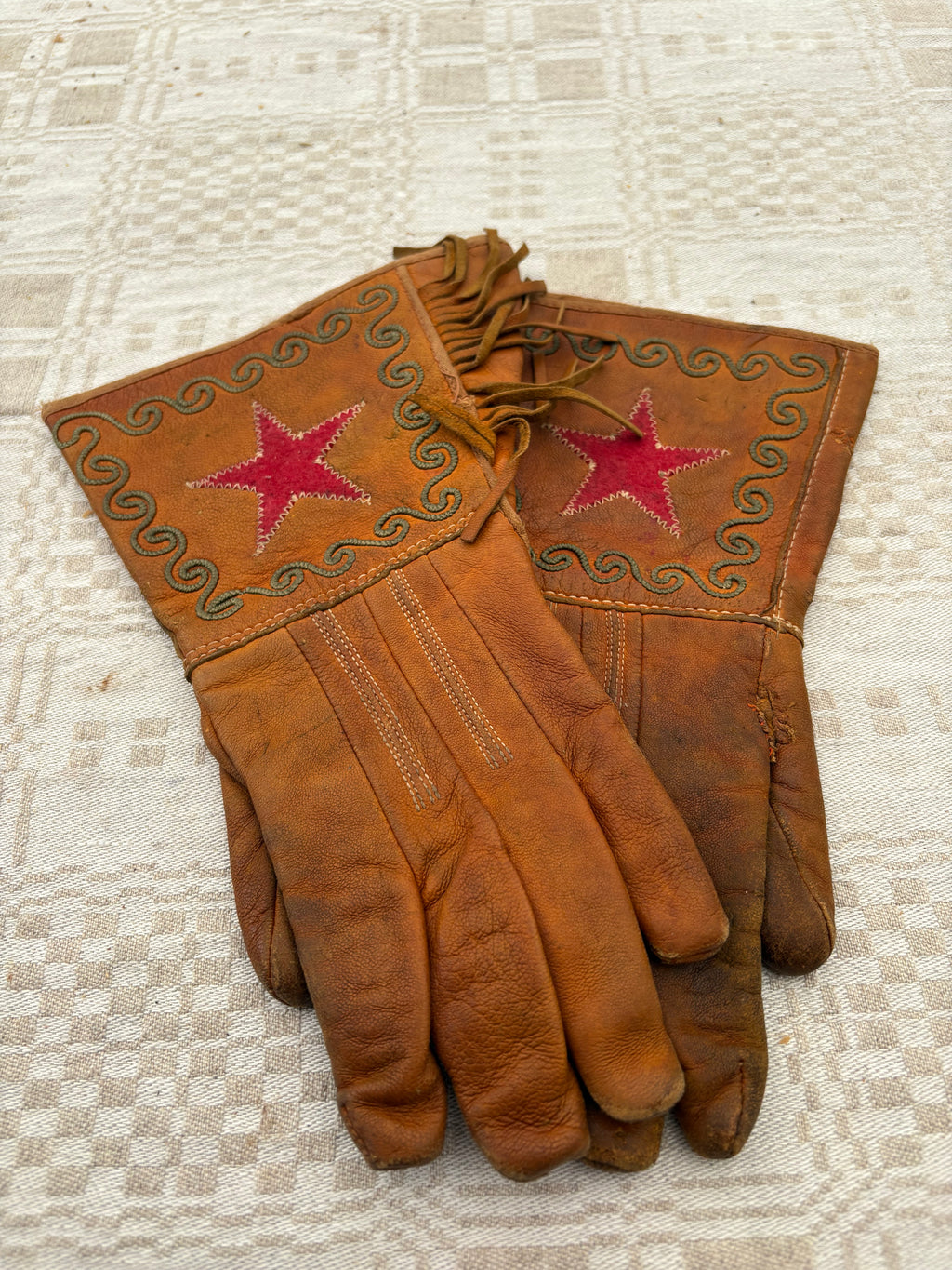Antika läderhuvor för man och kvinna för MC och öppen bil samt två par antika skinnhandskar för kvinnor. 1930 - 1950 tal.