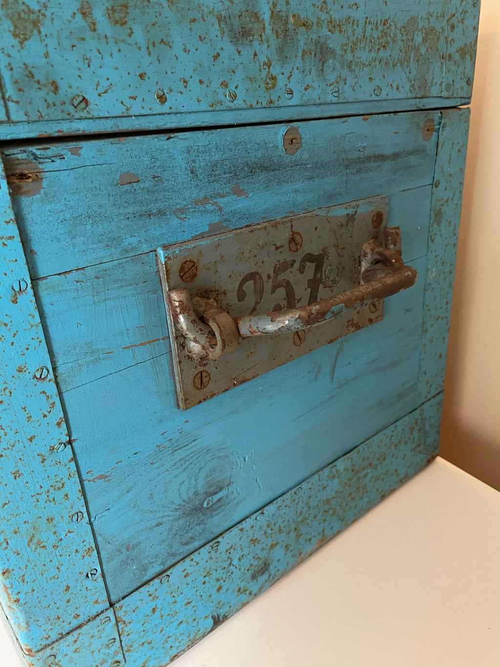 Stor vacker antik kista i trä och metall med en otroligt fin och charmig patina.