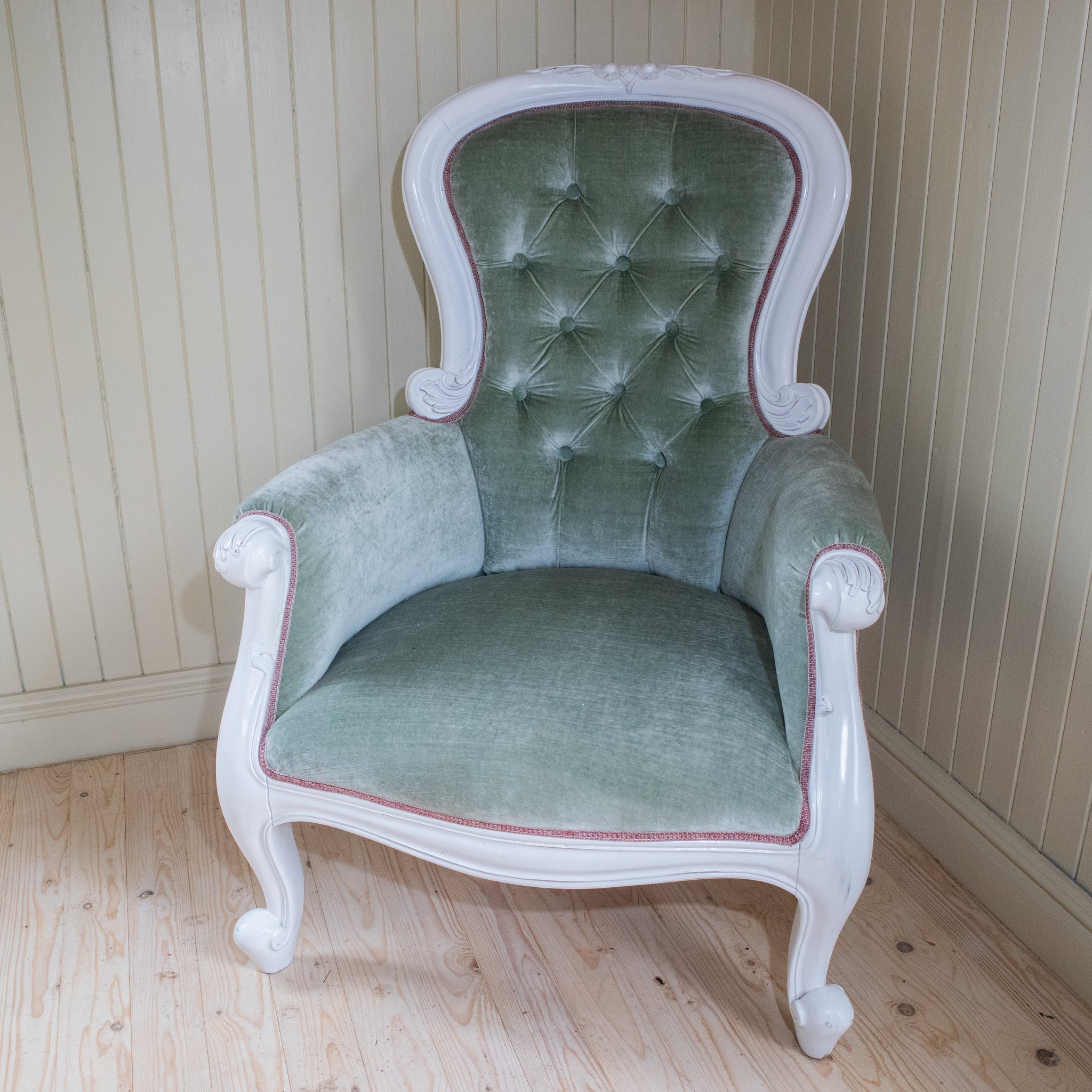 Vacker nyproducerad antik stol.