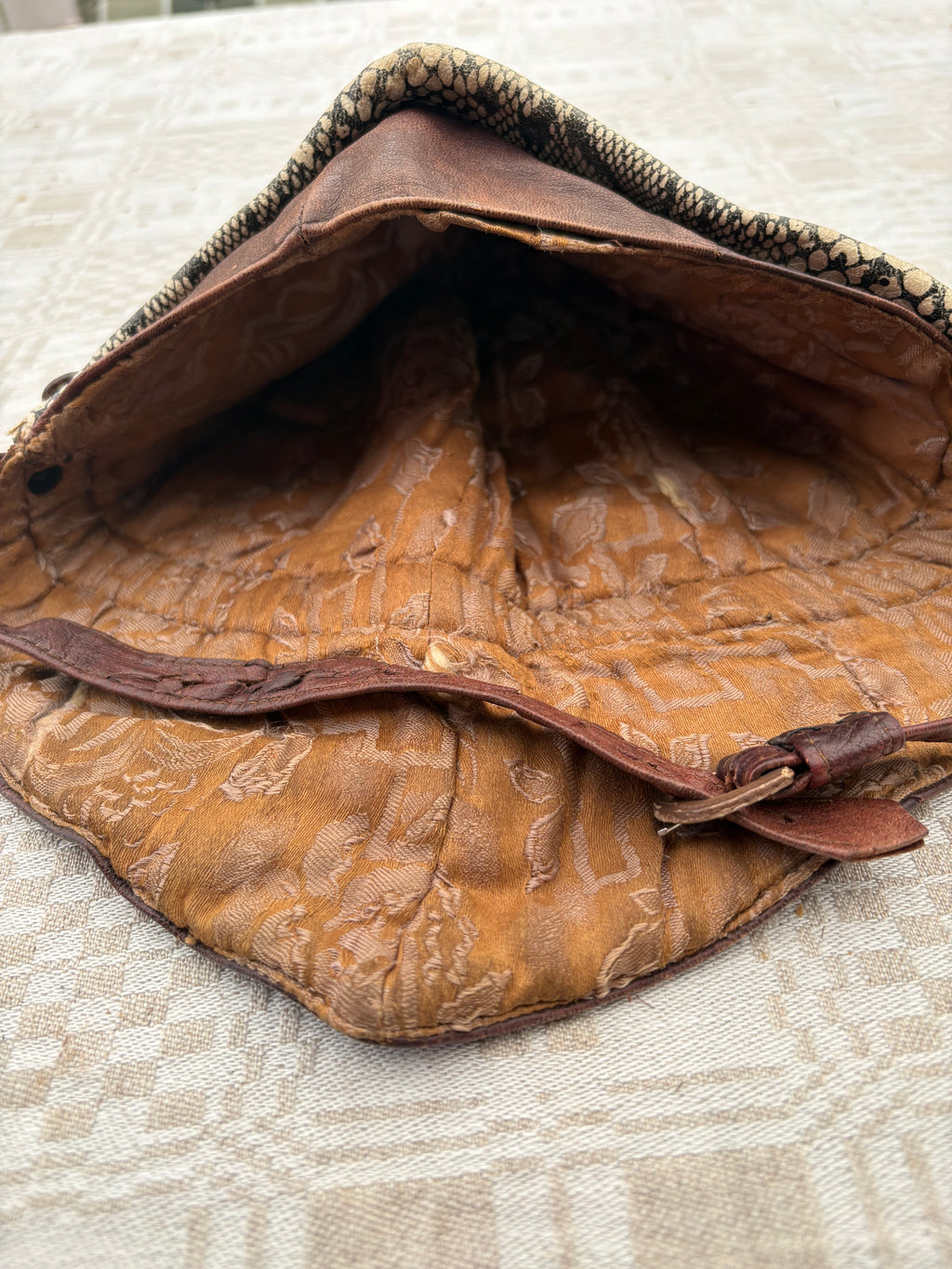 Antika läderhuvor för man och kvinna för MC och öppen bil samt två par antika skinnhandskar för kvinnor. 1930 - 1950 tal.