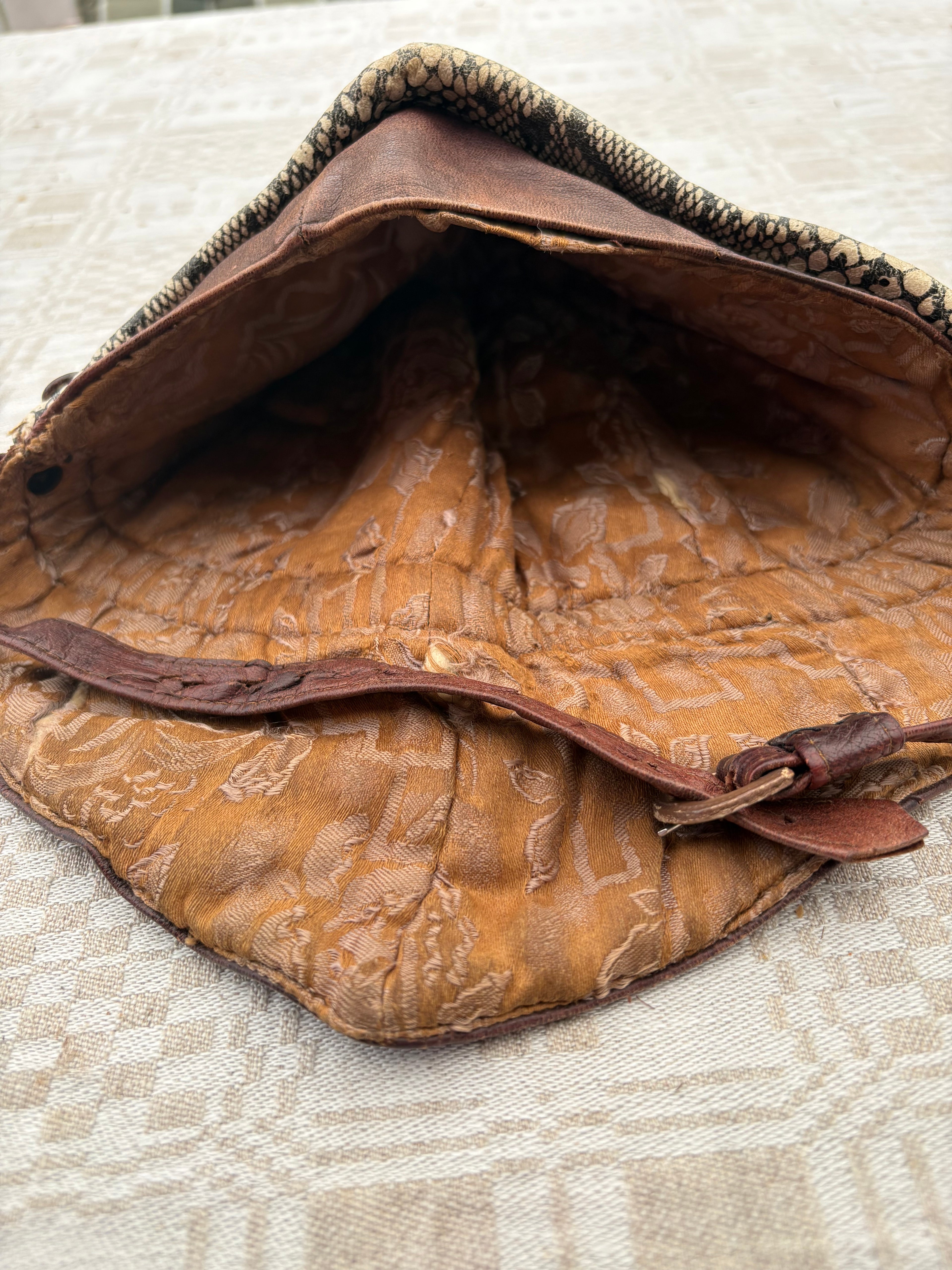 Antika läderhuvor för man och kvinna för MC och öppen bil samt två par antika skinnhandskar för kvinnor. 1930 - 1950 tal.