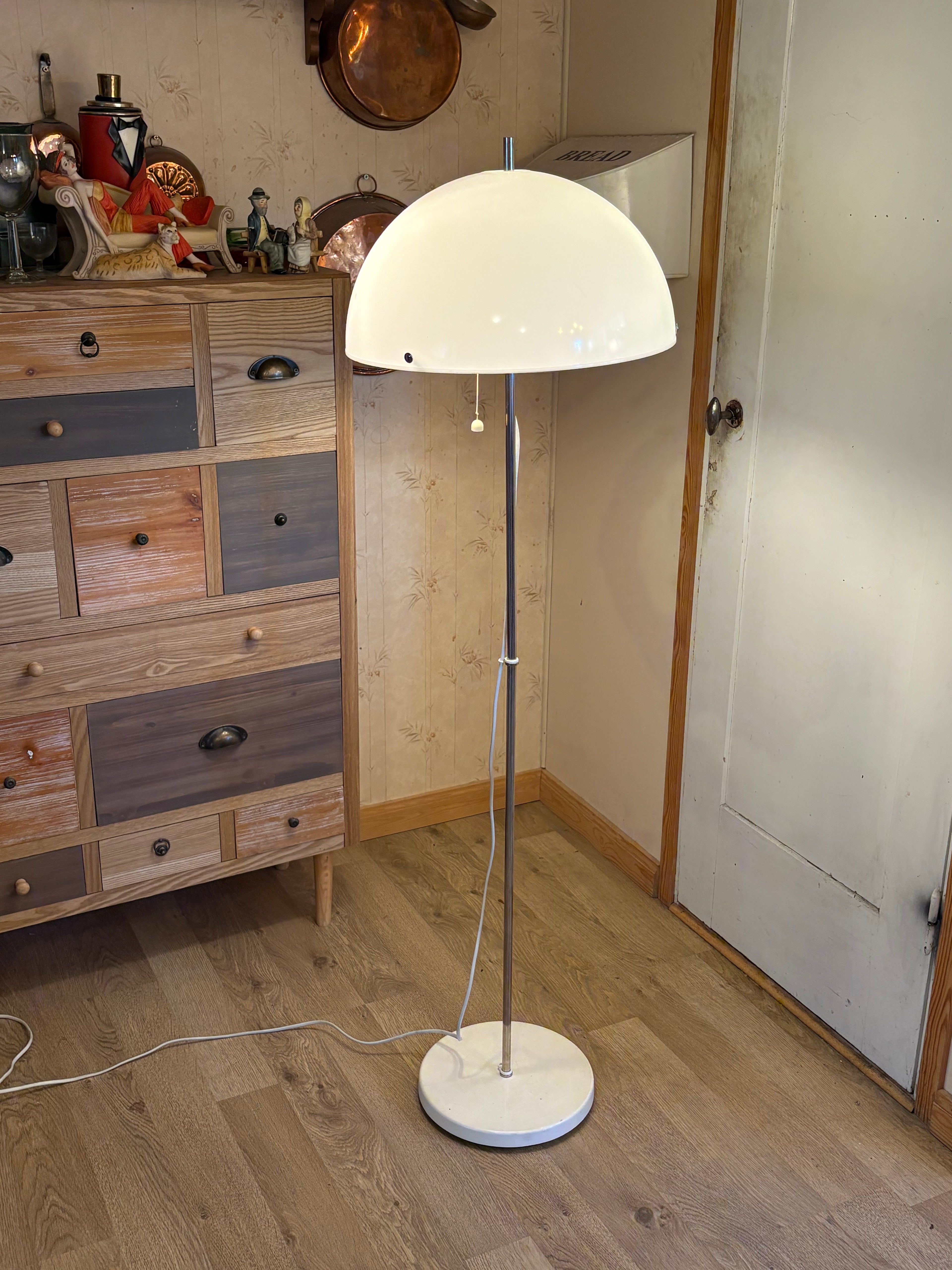 Snygga fina vintage golvlampan från Fagerhults 1960 tal med den vita plast kupolen.