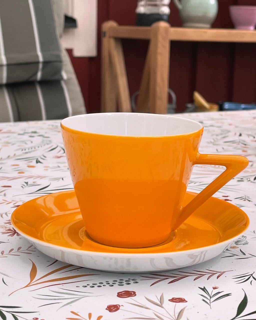 Sju st vackra koppar och fat i en tidlös design och senapsgul färg.