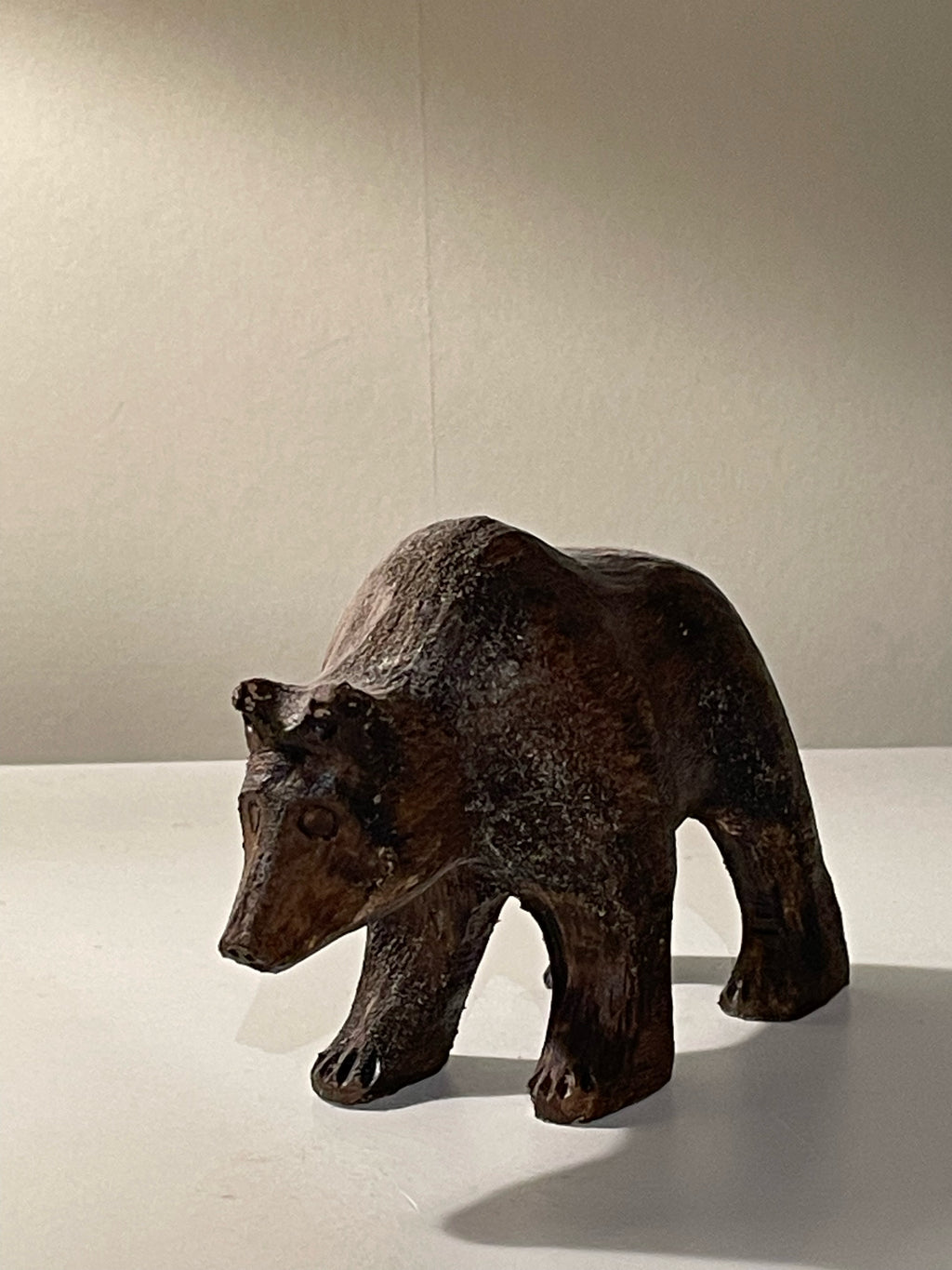 Vintage björn figurin i trä och mycket fint skick .