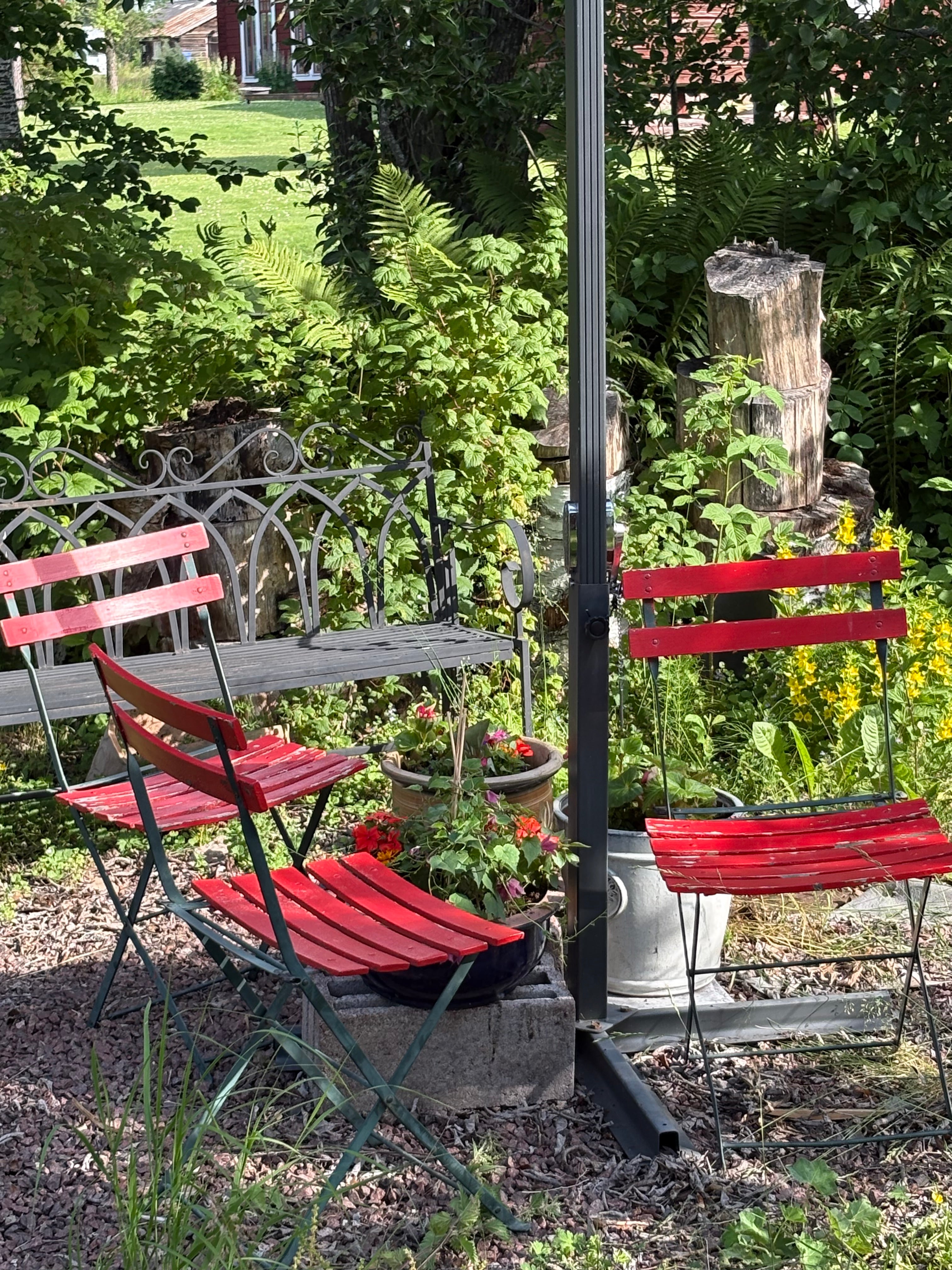 Tre st klassiska vintage Fermob Bistro stolar i klassisk Fransk Cafe känsla.