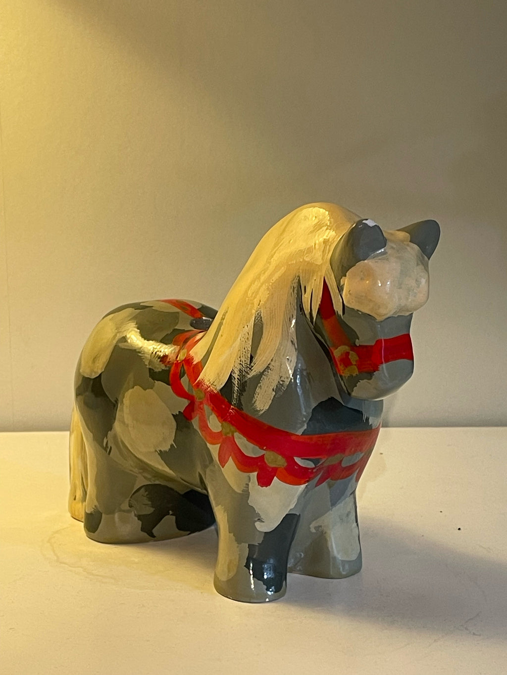 Stor vacker häst i keramik , design Stina Sörman i fint skick.