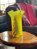 Färgglad stor vas i glas, ca 40 cm hög.