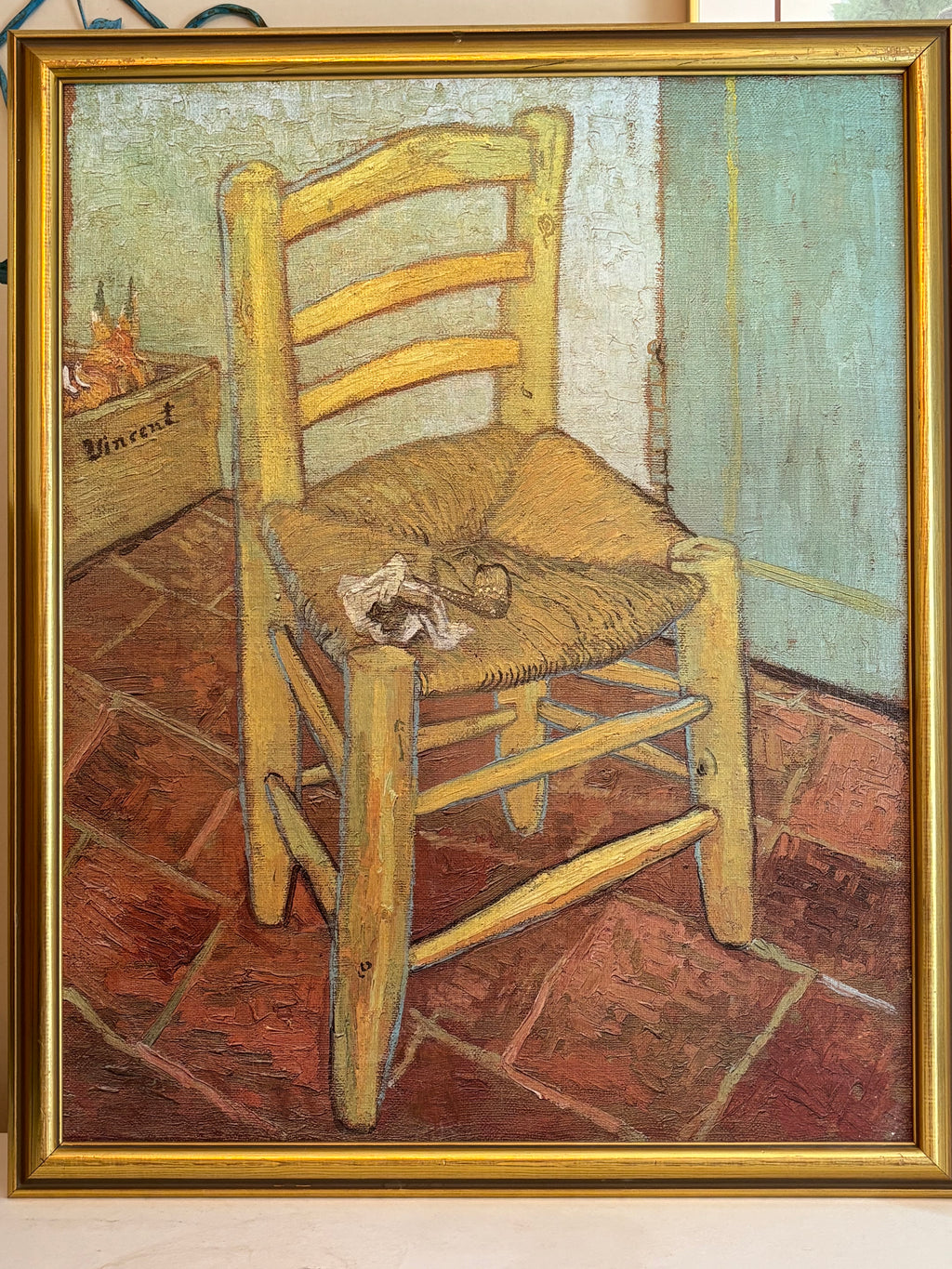 Vacker reproduktion utav Vincent van Goghs målning van Gogh”s stol målad 1888. Målad i olja på duk.