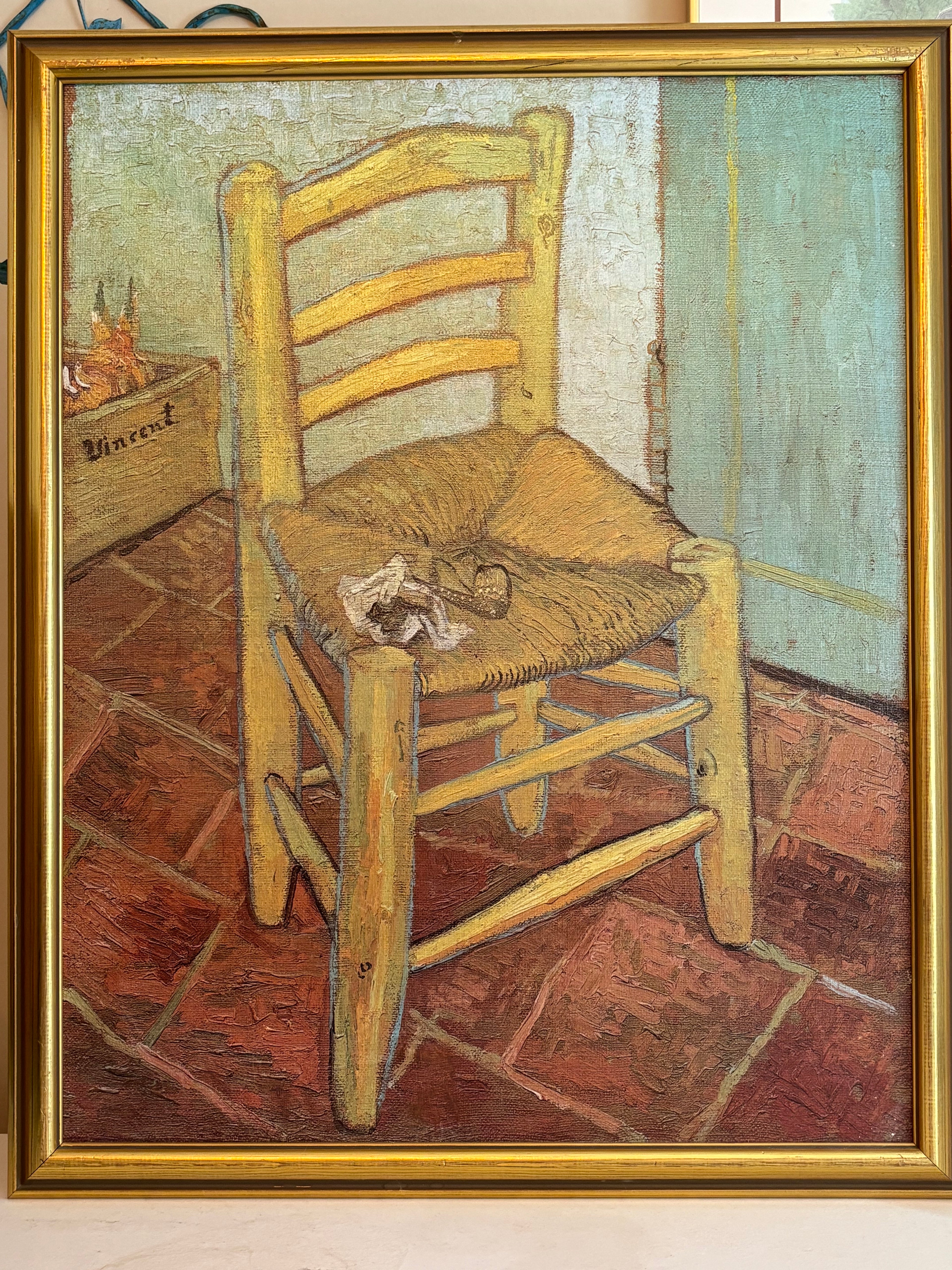 Vacker reproduktion utav Vincent van Goghs målning van Gogh”s stol målad 1888. Målad i olja på duk.