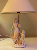 Mycket vacker bordslampa med porslins figurin i nyskick.