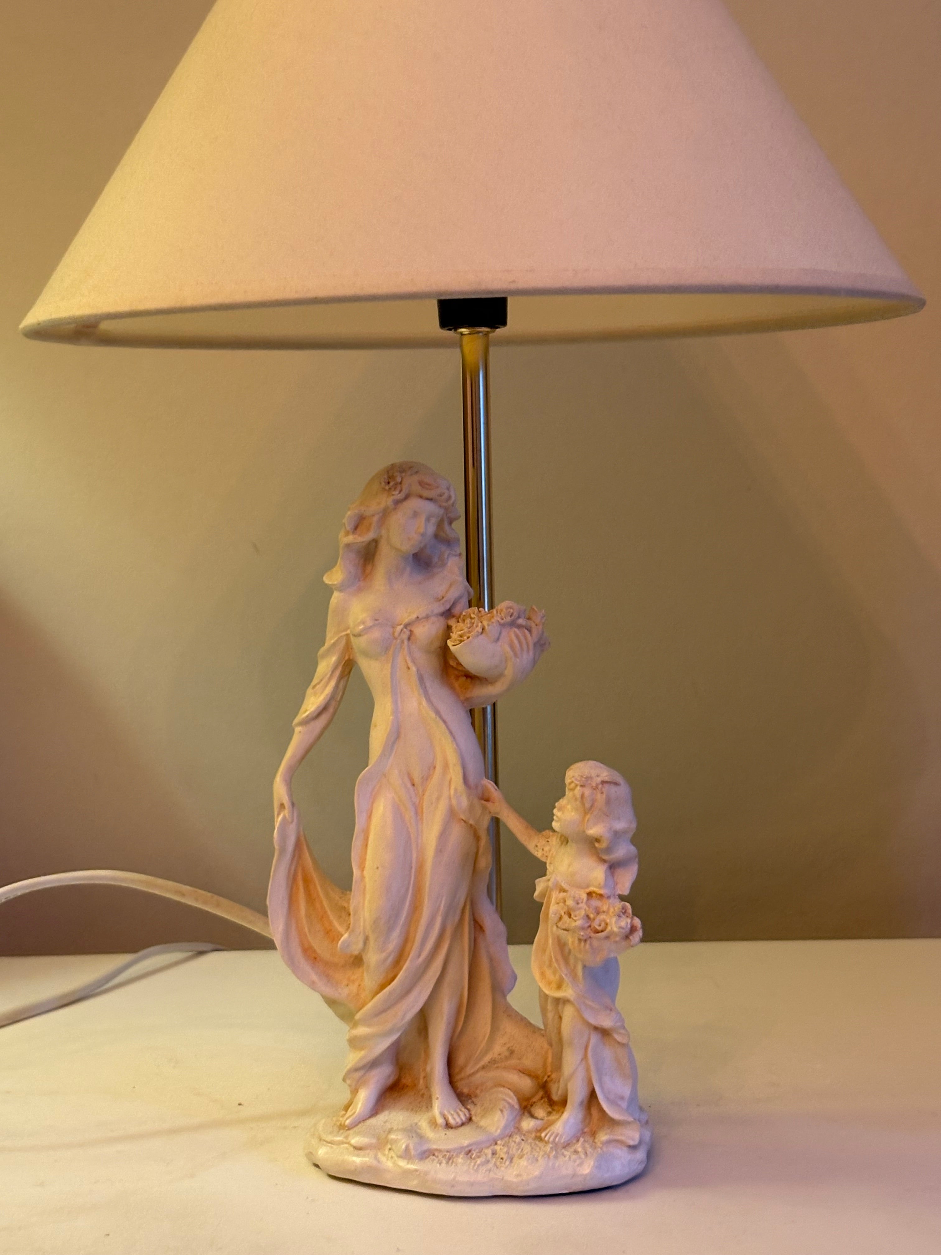 Mycket vacker bordslampa med porslins figurin i nyskick.