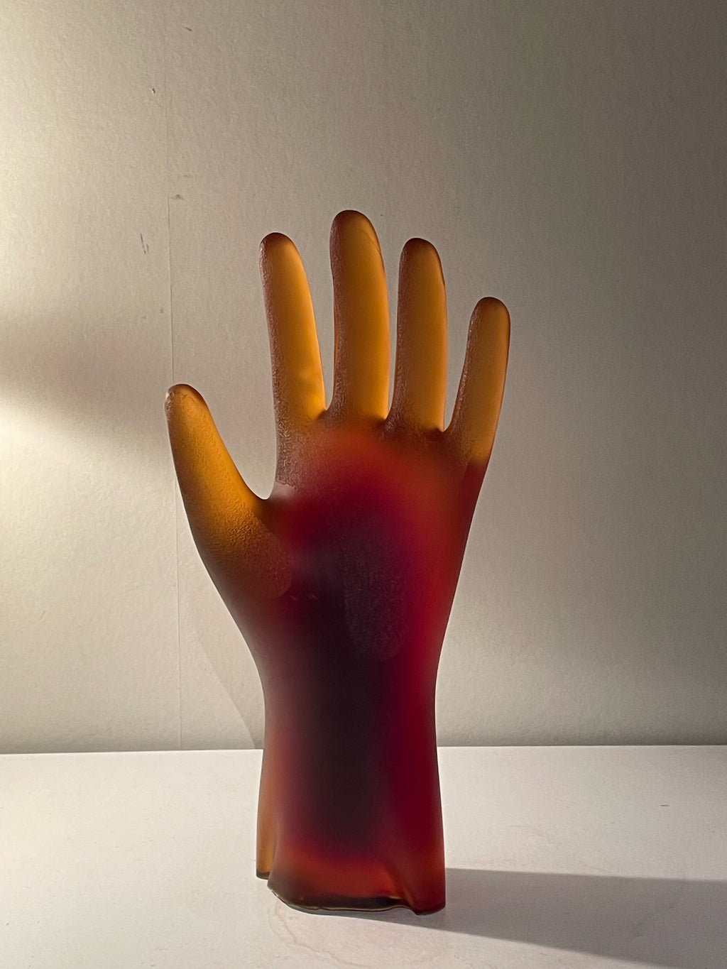 Fin cool vintage hand statyett i tjockt glas i mycket fint skick , 1960/70 tal.
