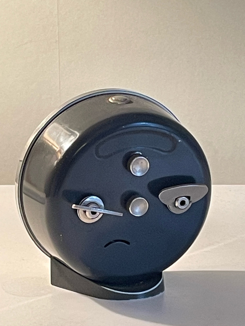 Vacker vintage väckarklocka från Junghans Trivox Silentic i nyskick.