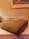 Vacker underbar, skön ullpläd i mycket fint skick,                  142 cm x 176 cm.