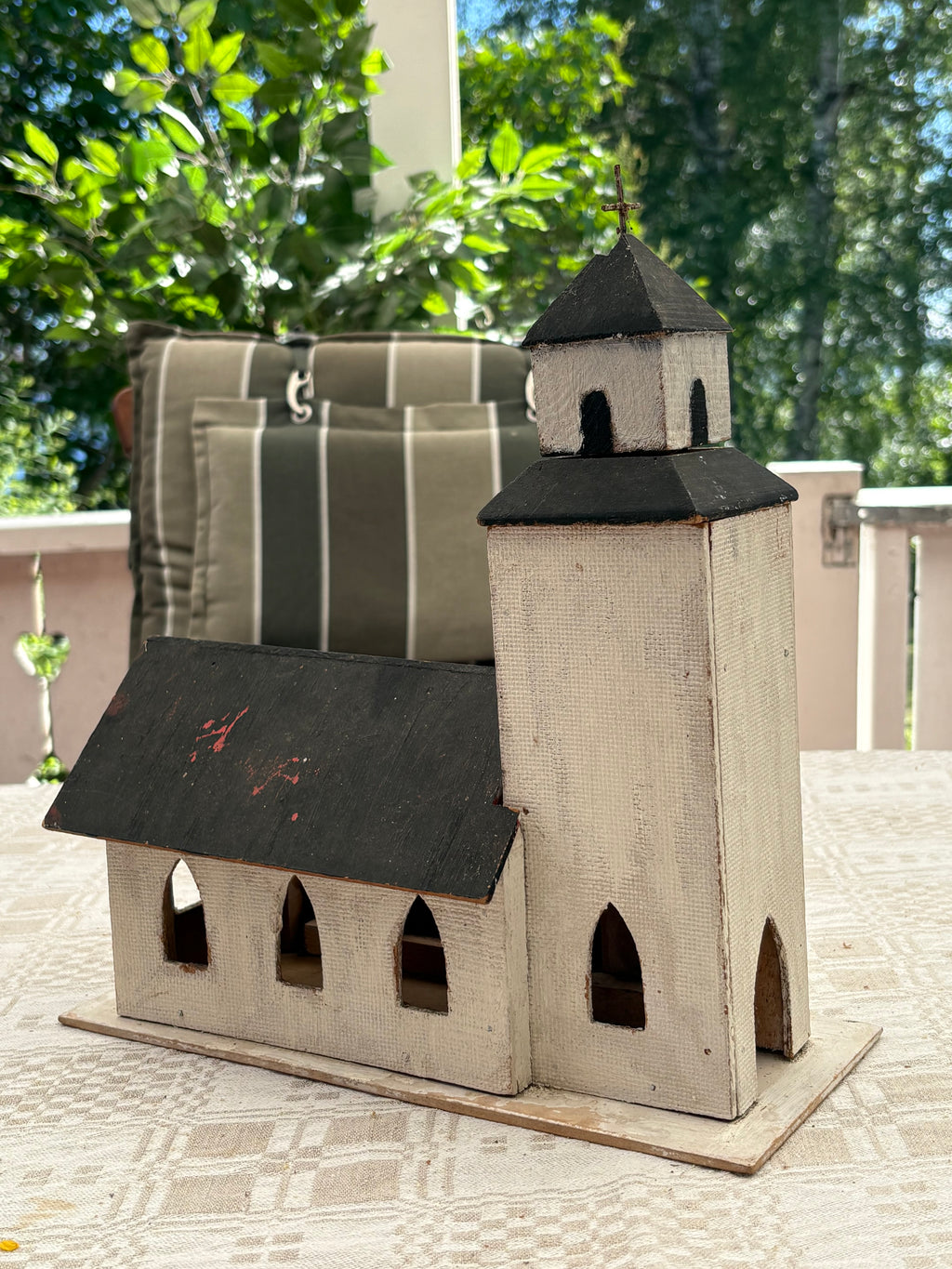 Vacker antik modell av vad vi tror kan vara Rättviks kyrka.