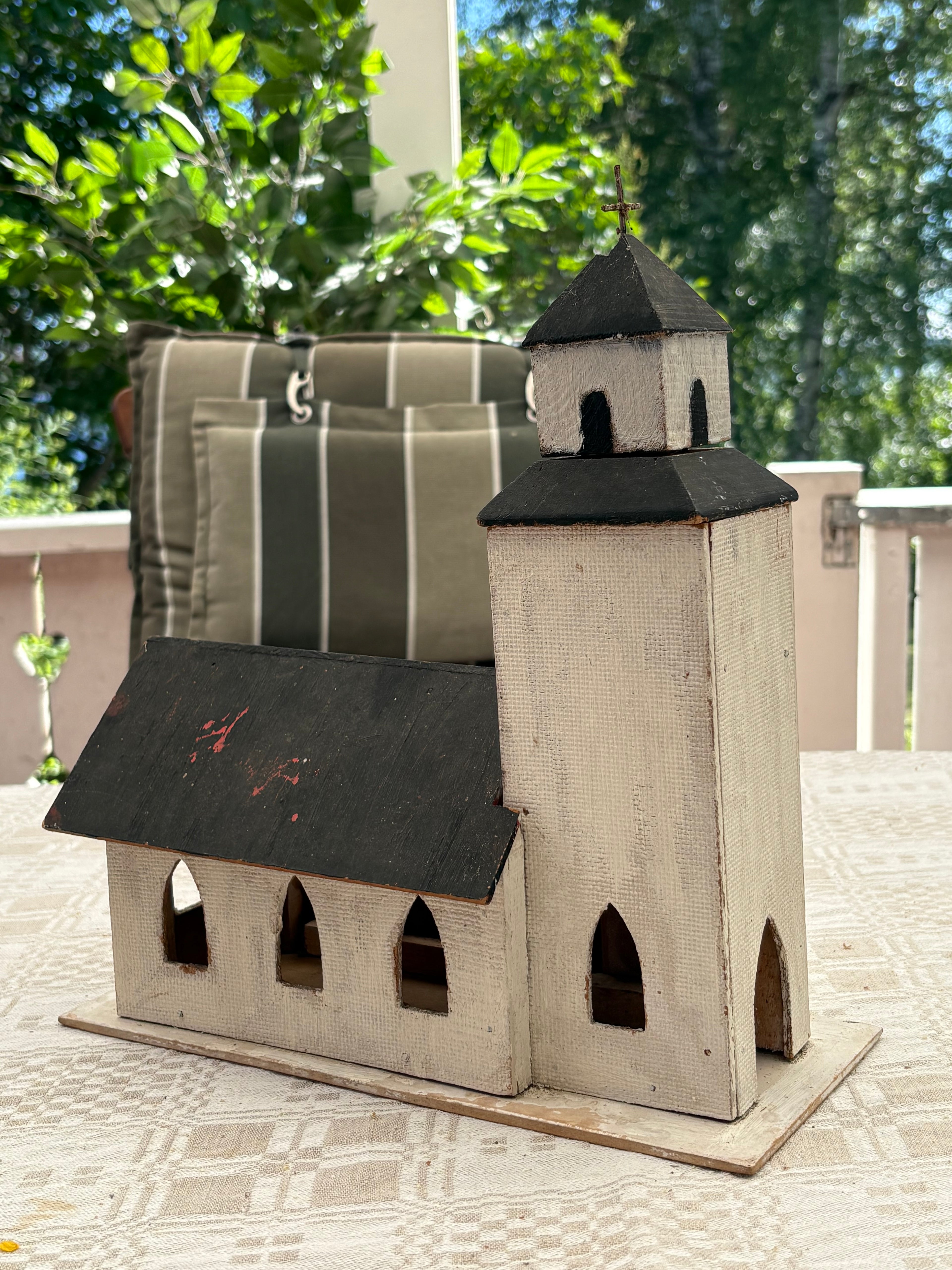 Vacker antik modell av vad vi tror kan vara Rättviks kyrka.