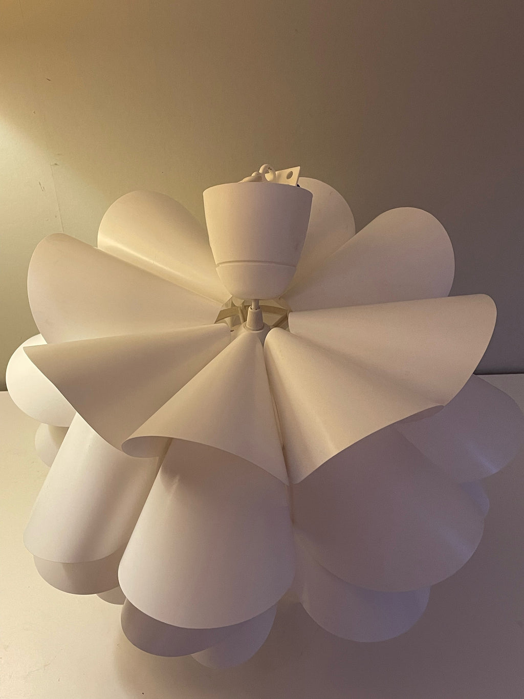 Retro taklampa i plast från IKEA i fint skick.