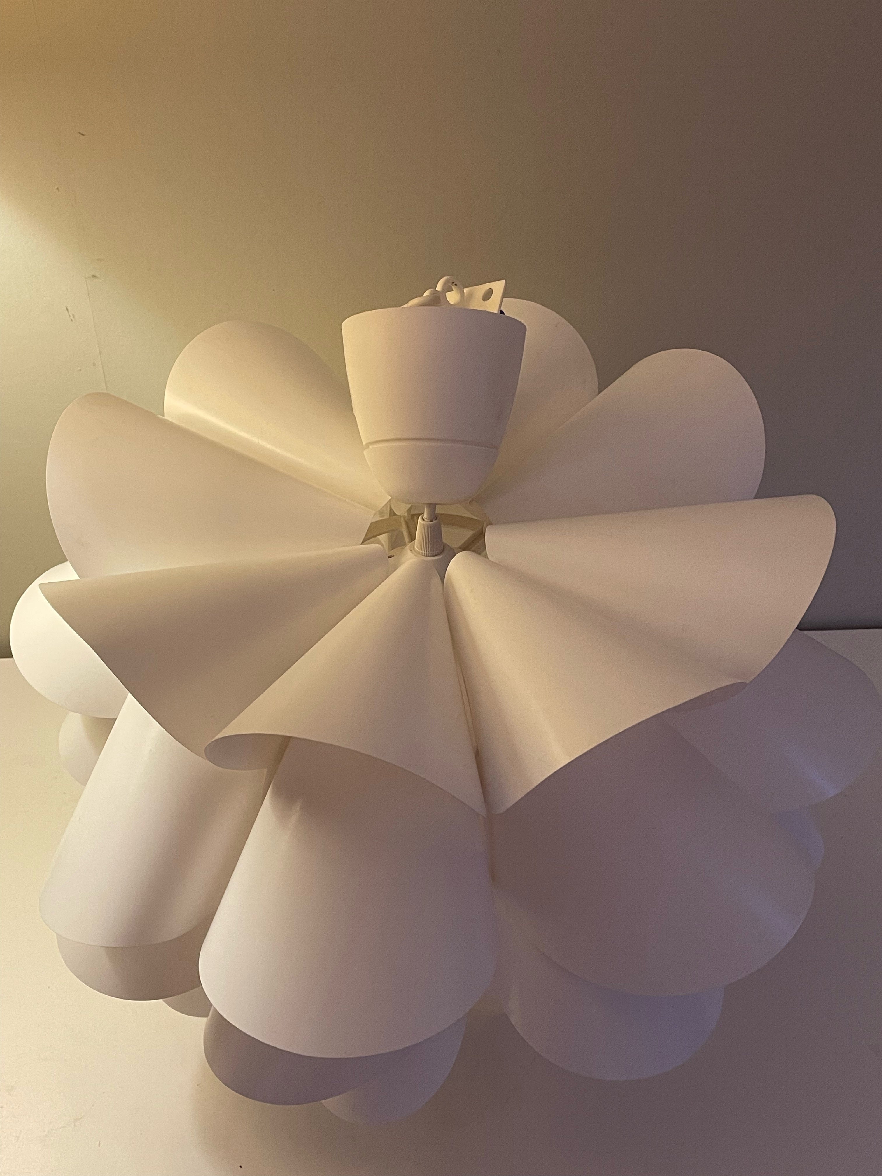 Retro taklampa i plast från IKEA i fint skick.