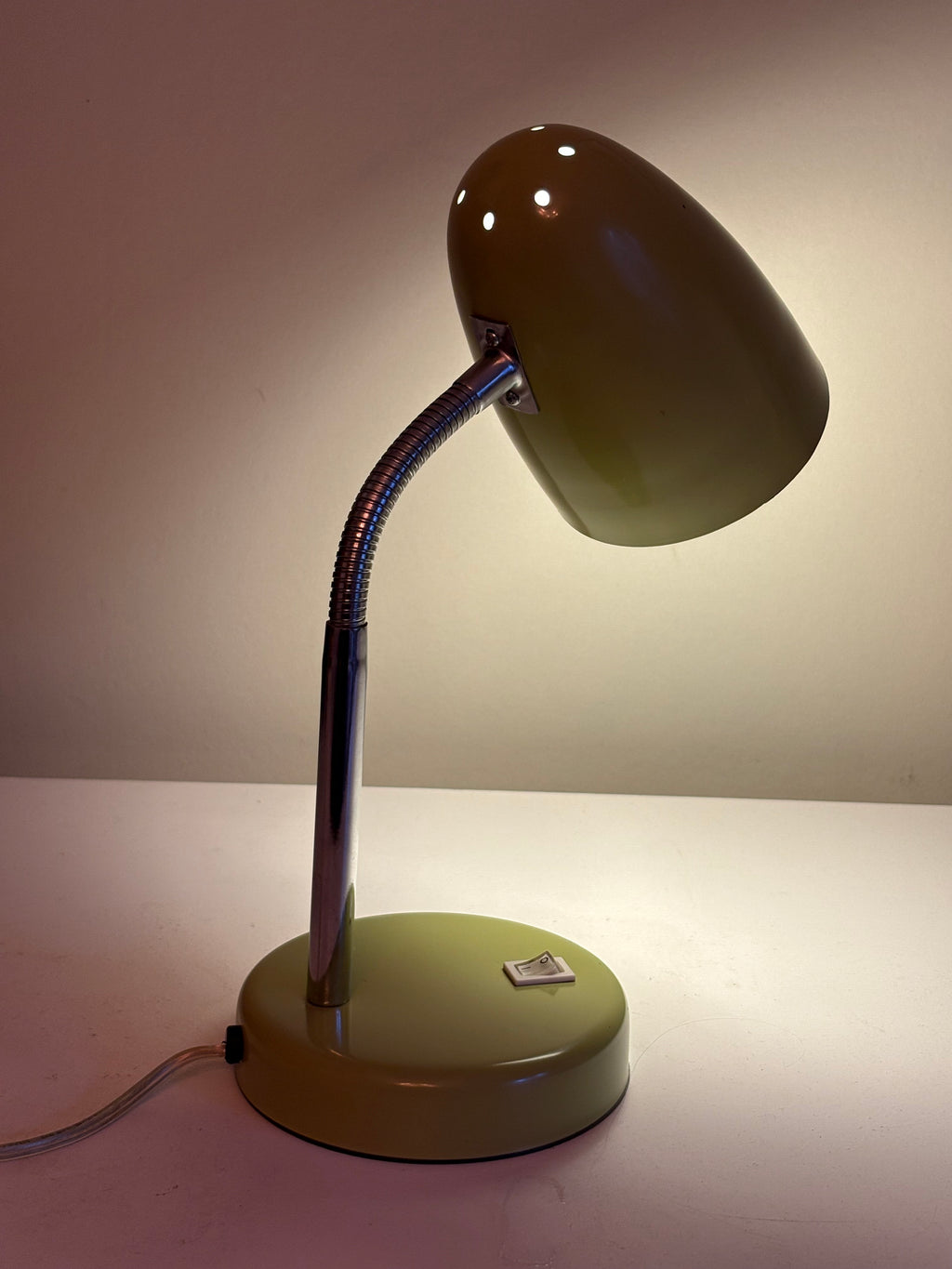 Riktigt snygg och cool vintage skrivbordslampa 1970 tal från EOM i nyskick.