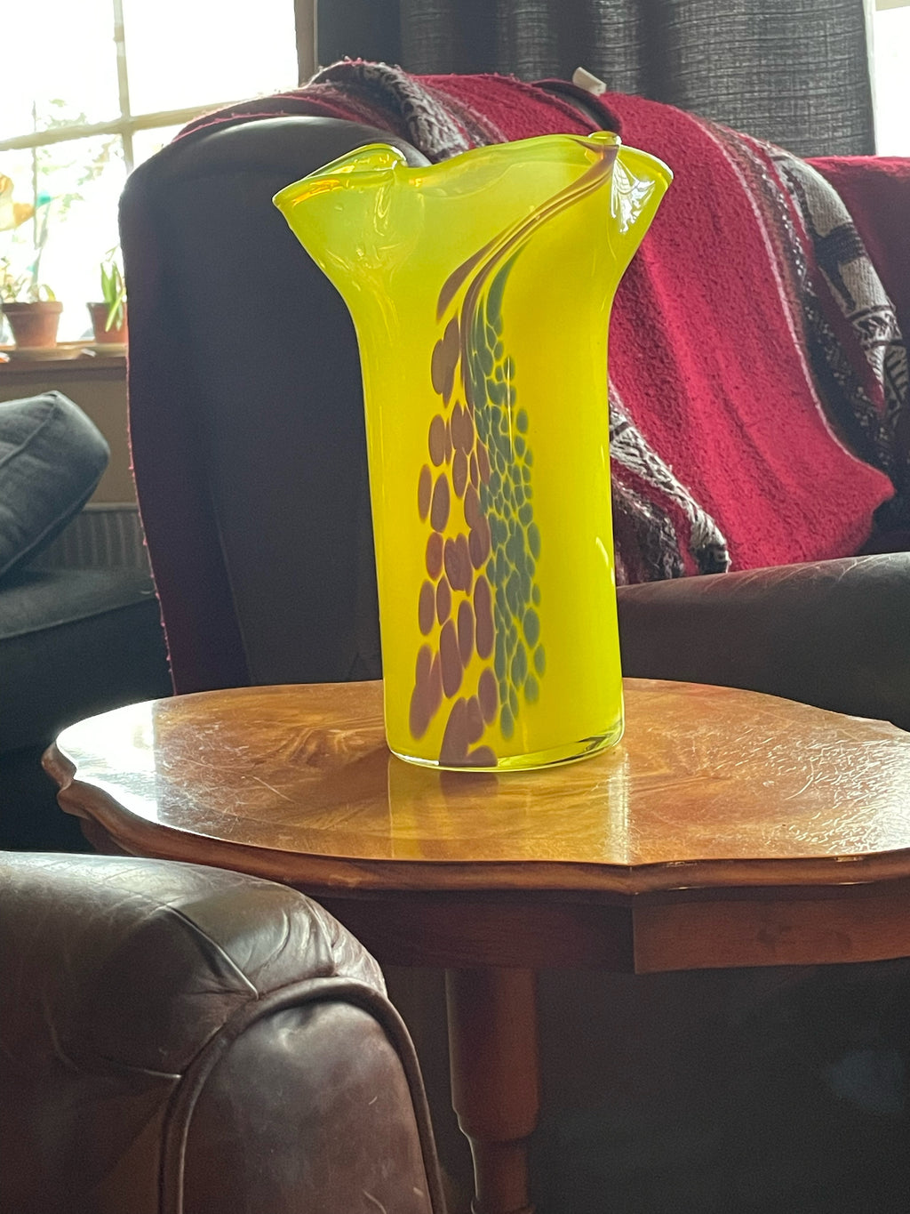Färgglad stor vas i glas, ca 40 cm hög.