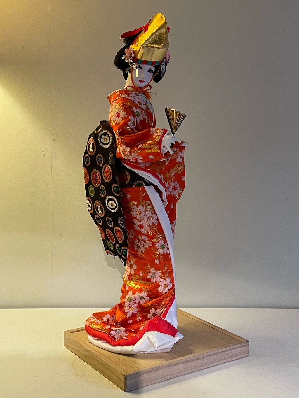 Vacker Geisha docka med autentisk kulturell kimono i nyskick.