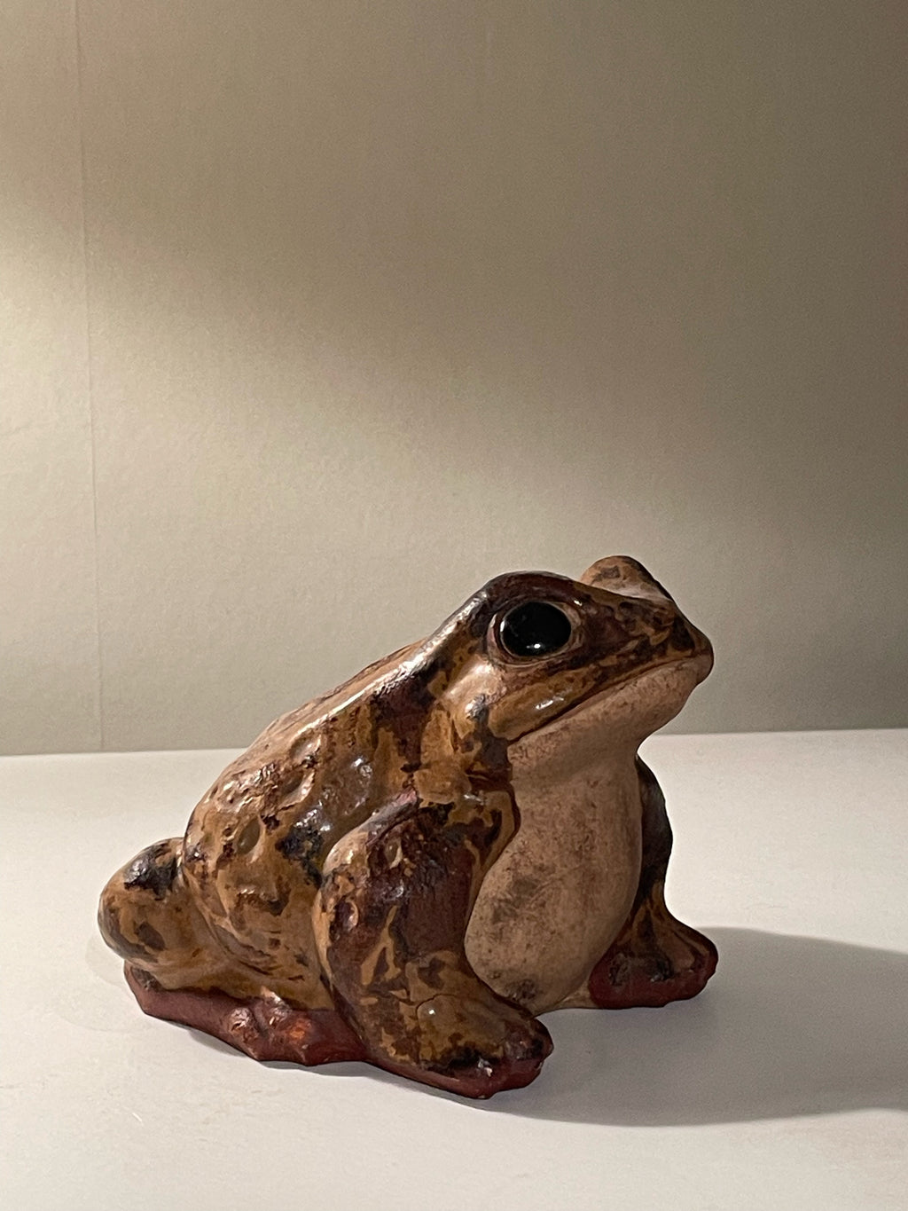 Vacker vintage groda figurin i keramik alt trä.